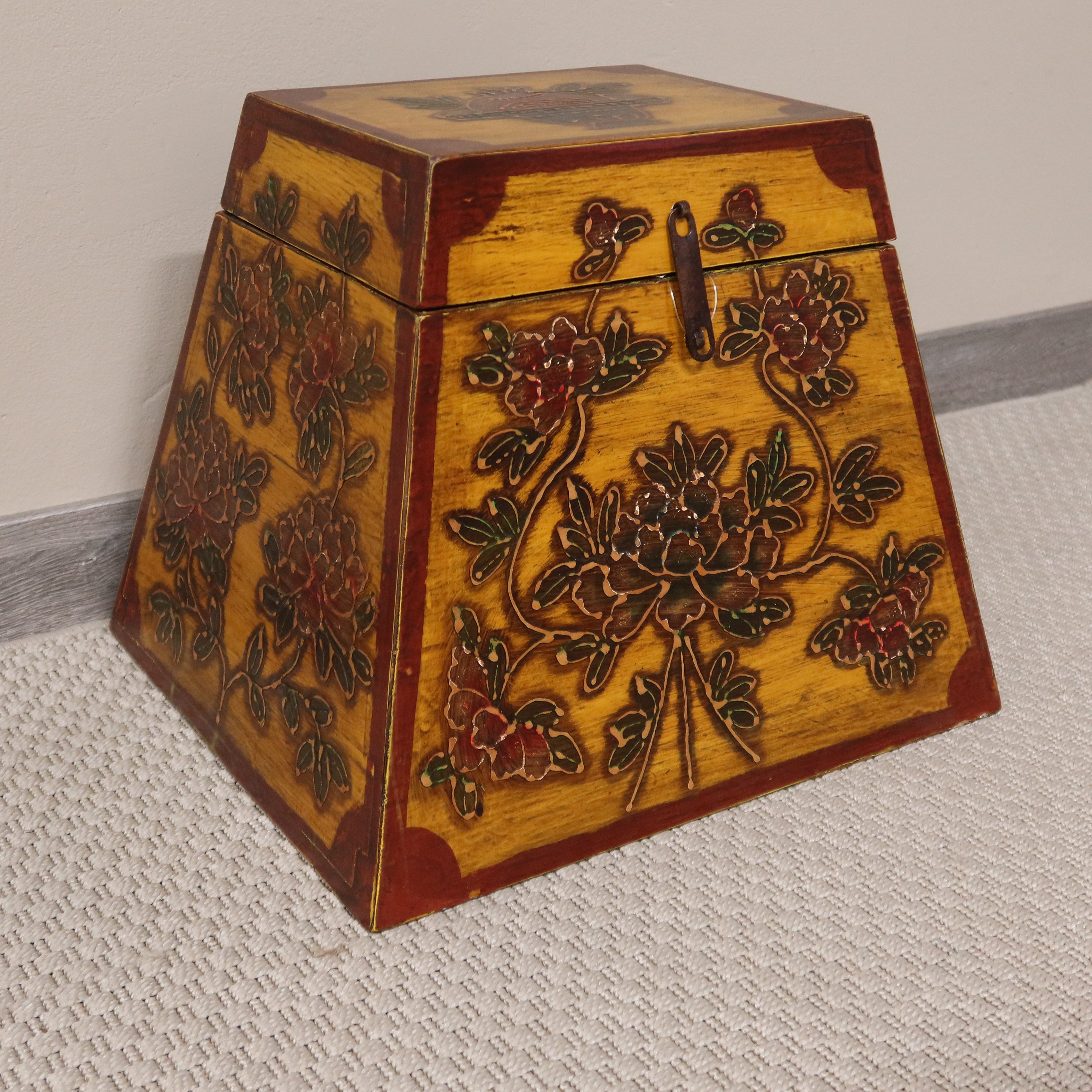 BAULETTO DECORATO TIBETANO