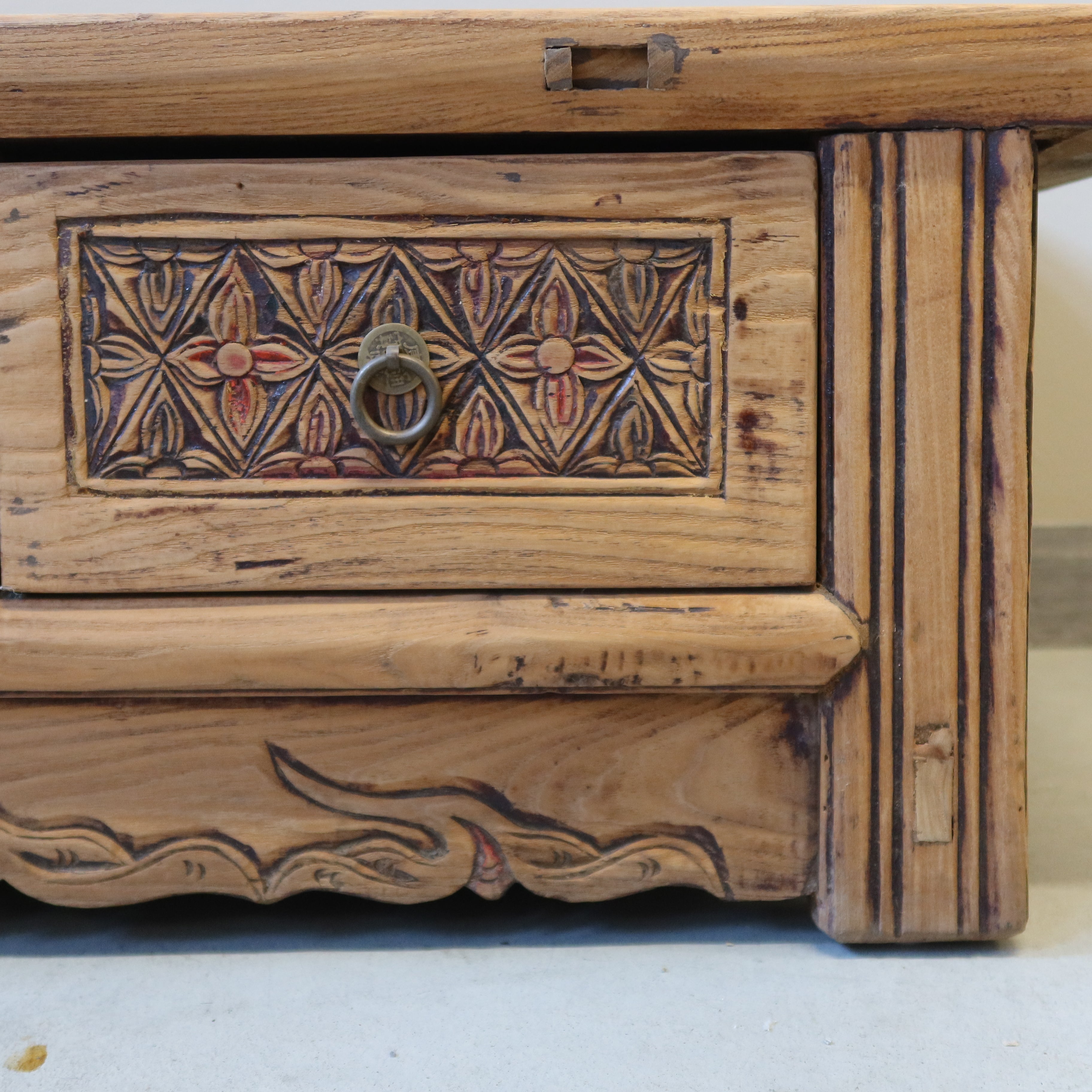 TAVOLINO CINESE OLMO BIONDO CASSETTI INTAGLIATI