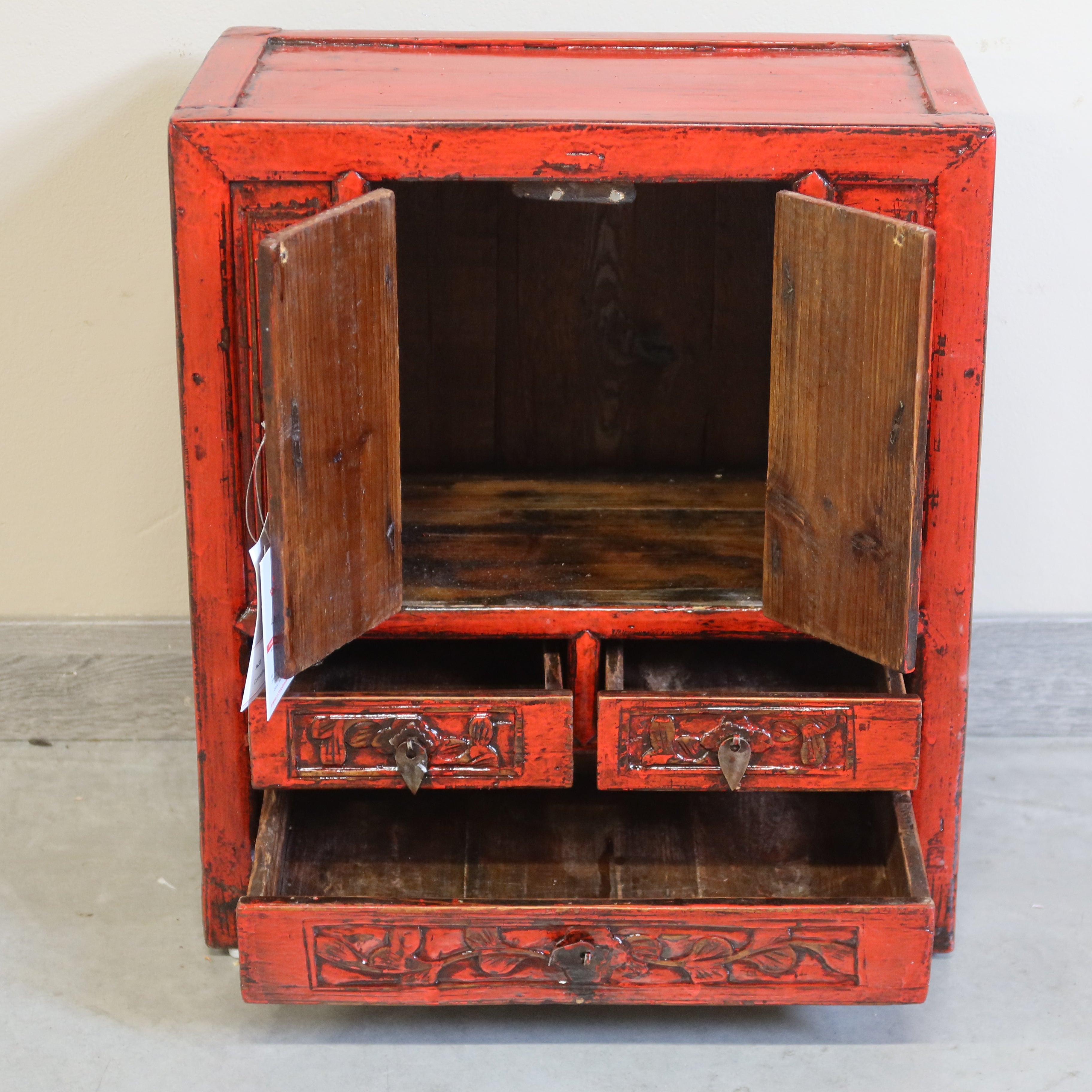 COMODINO LACCA ROSSA CON INTAGLI