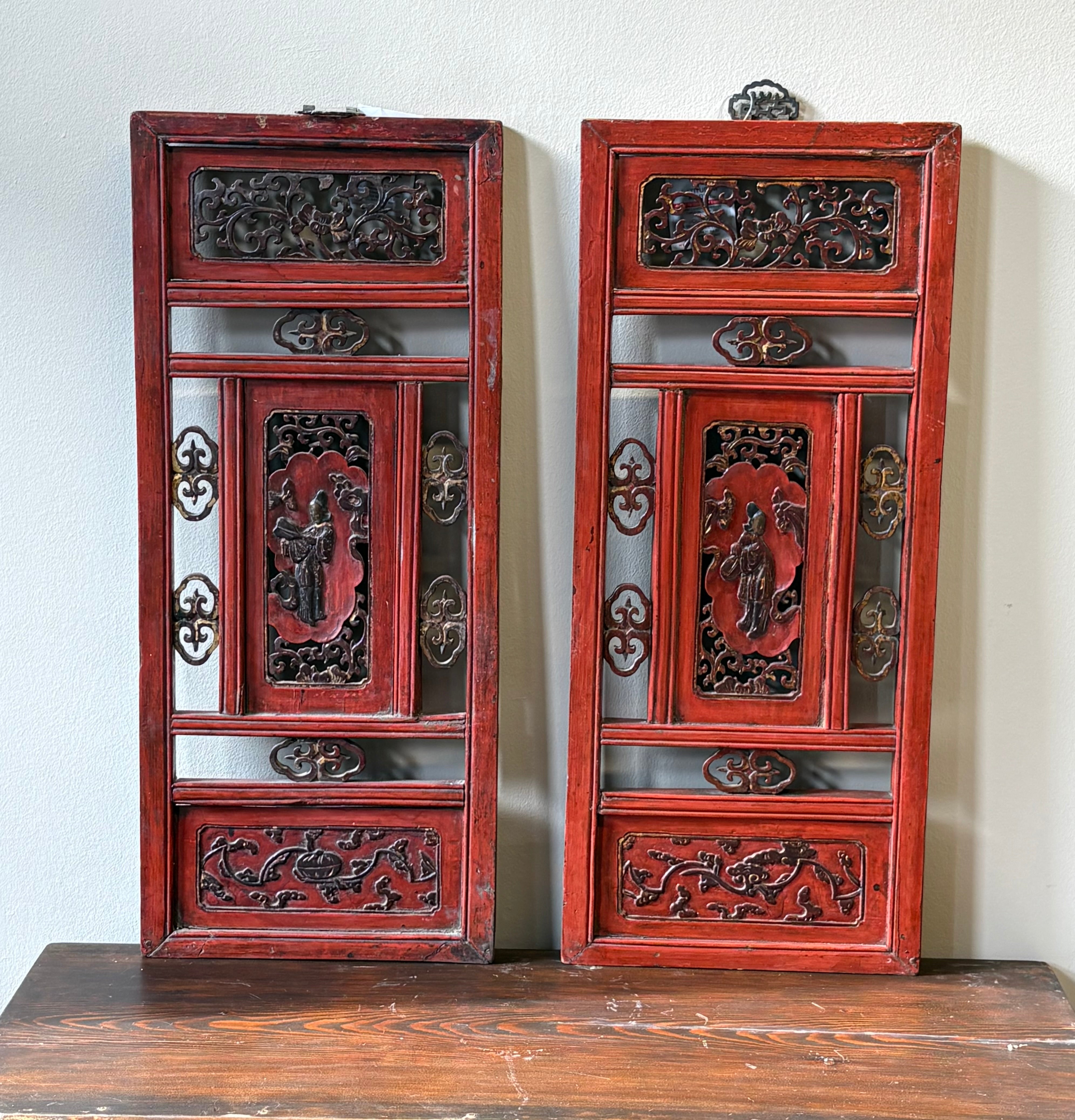 PANNELLO LIGNEO LACCA ROSSA CON INTAGLI