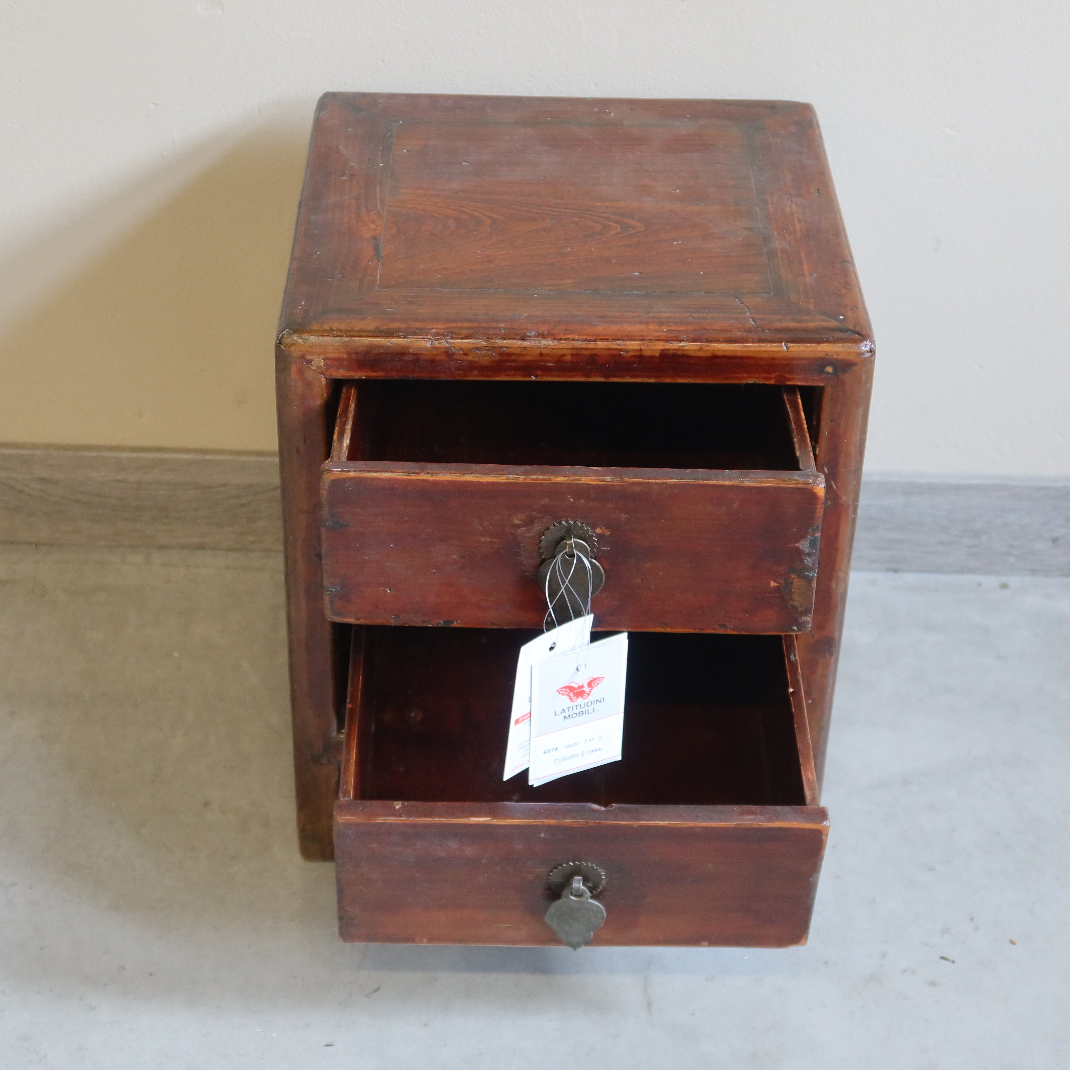 COMODINO CUBOTTO OLMO CINESE