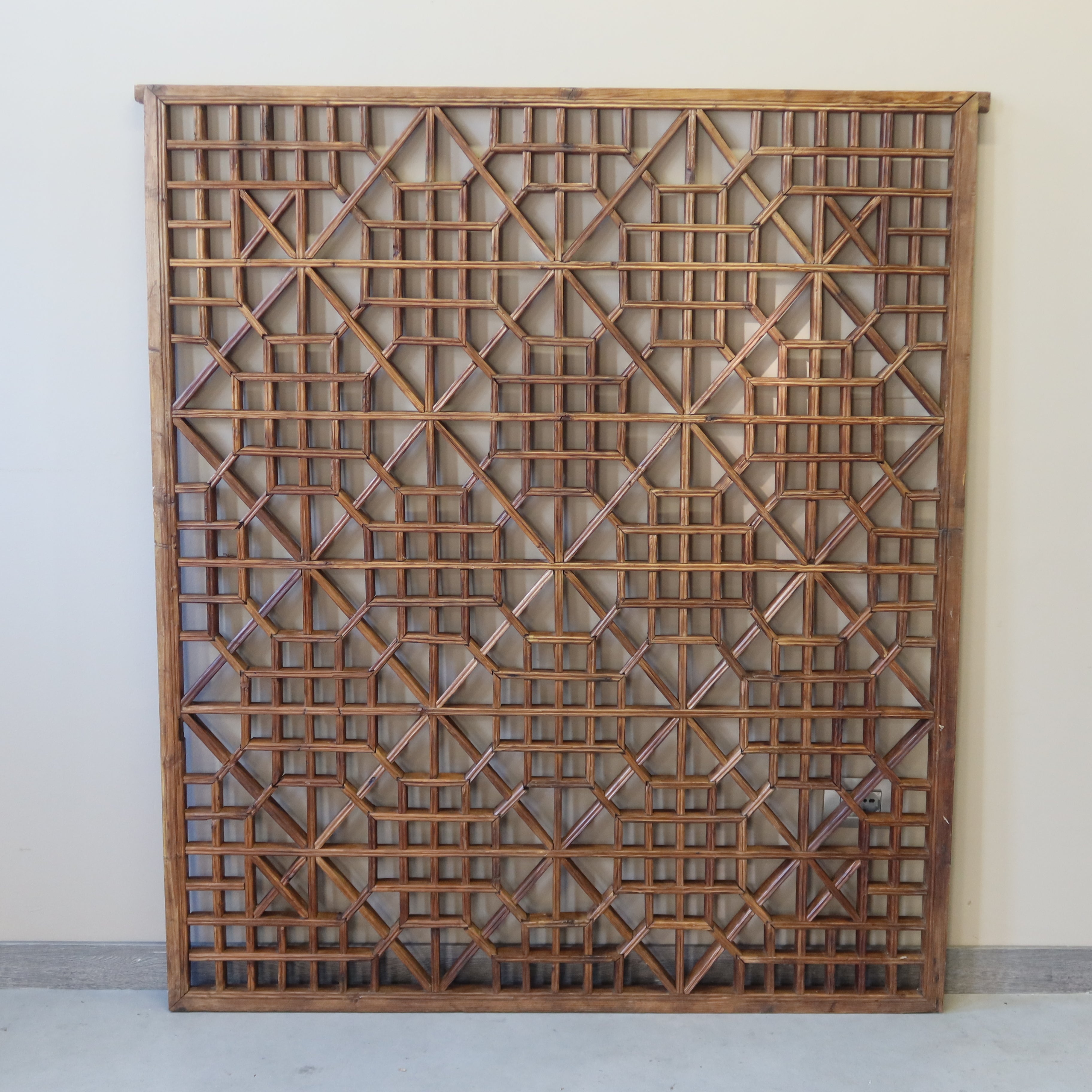 PANNELLO LIGNEO CON GRATA GEOMETRICA