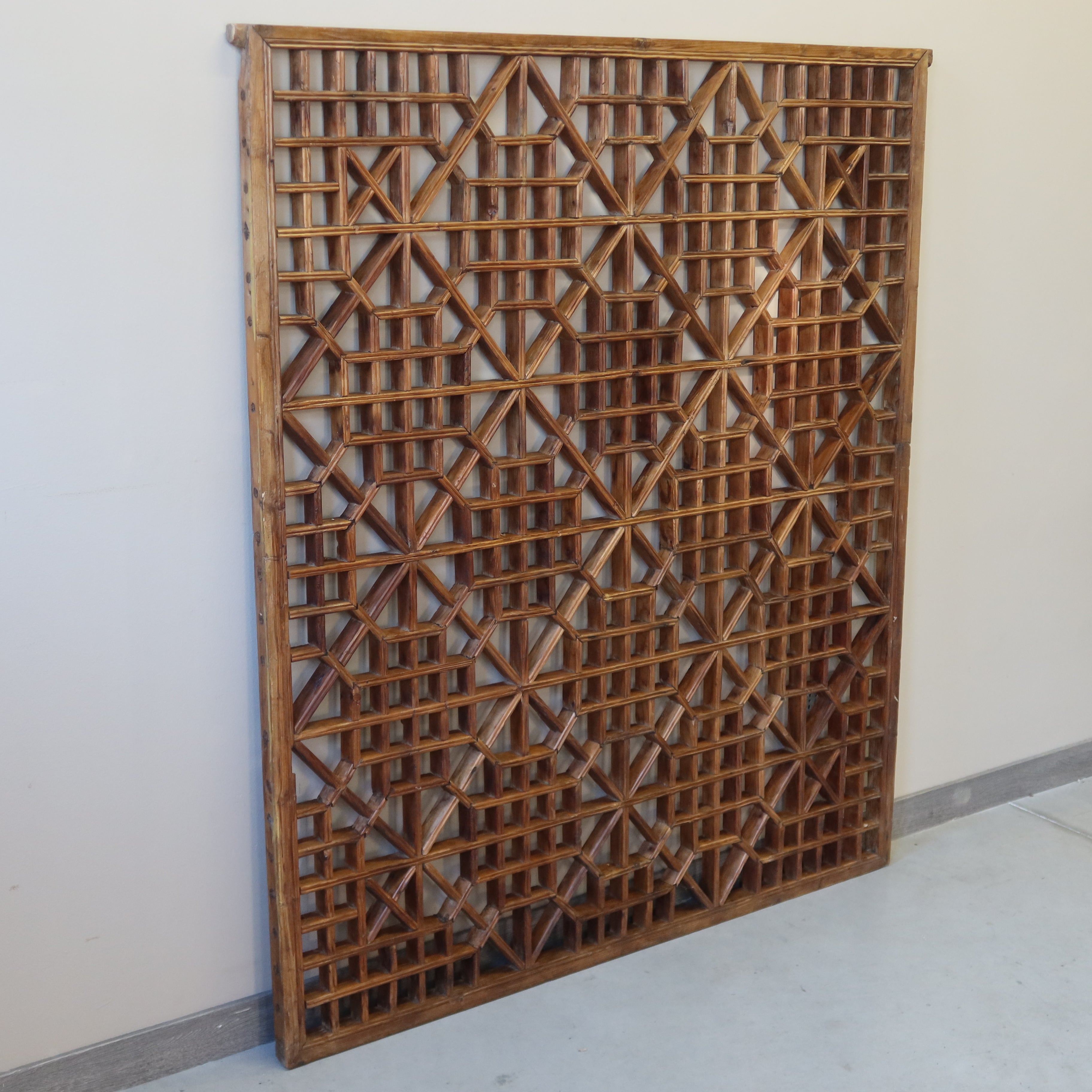 PANNELLO LIGNEO CON GRATA GEOMETRICA