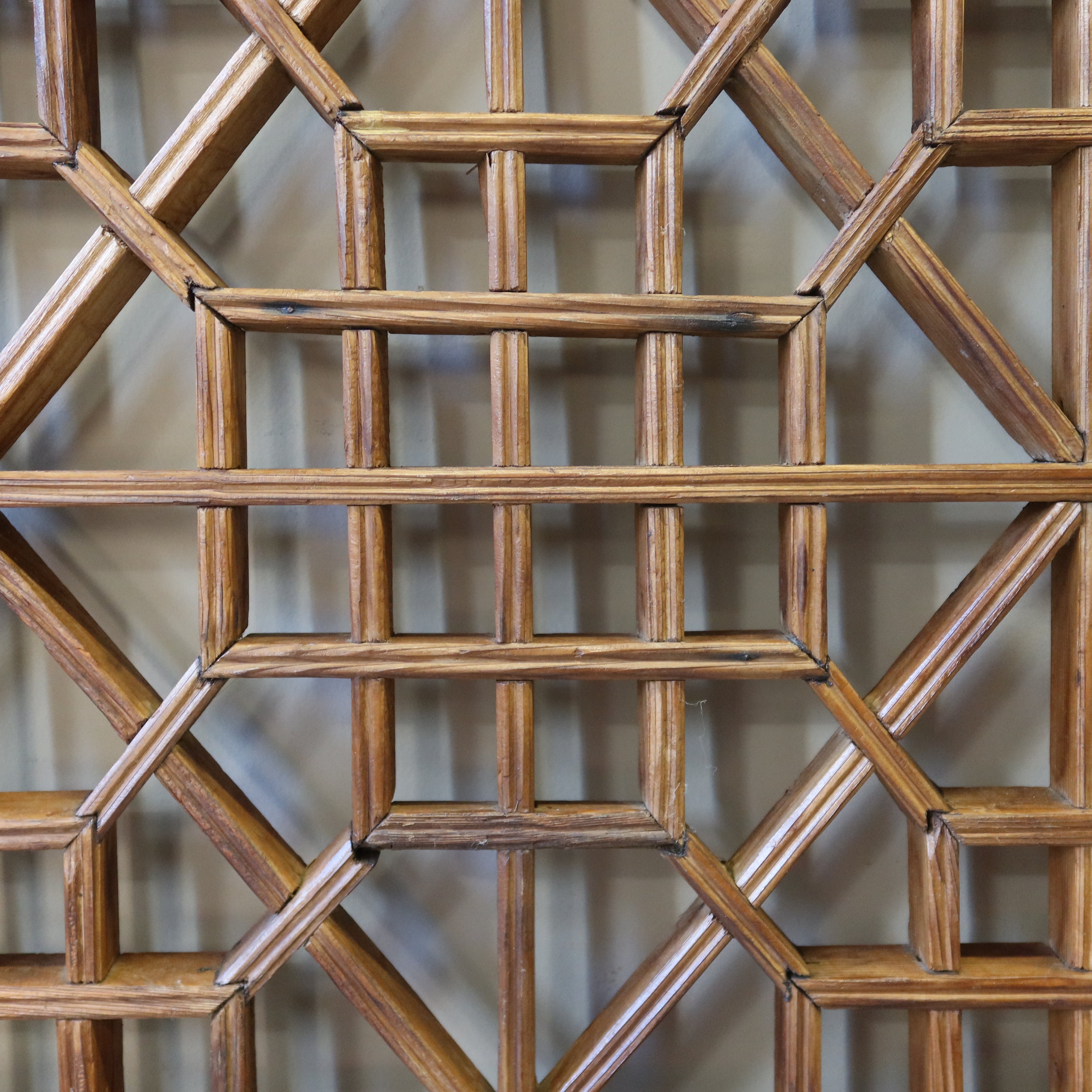 PANNELLO LIGNEO CON GRATA GEOMETRICA