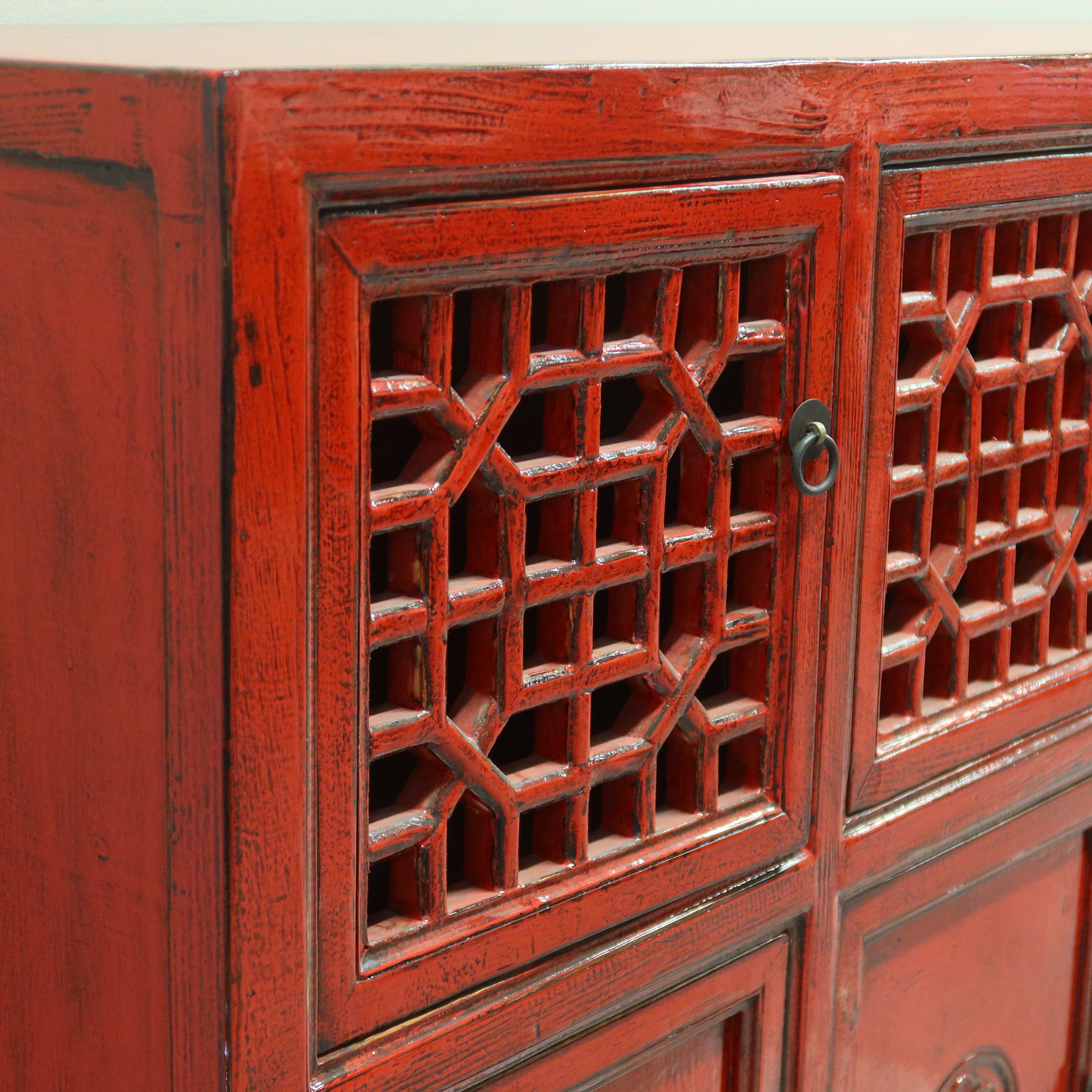 CREDENZA CINESE LACCA ROSSA CON ANTE A GRATA