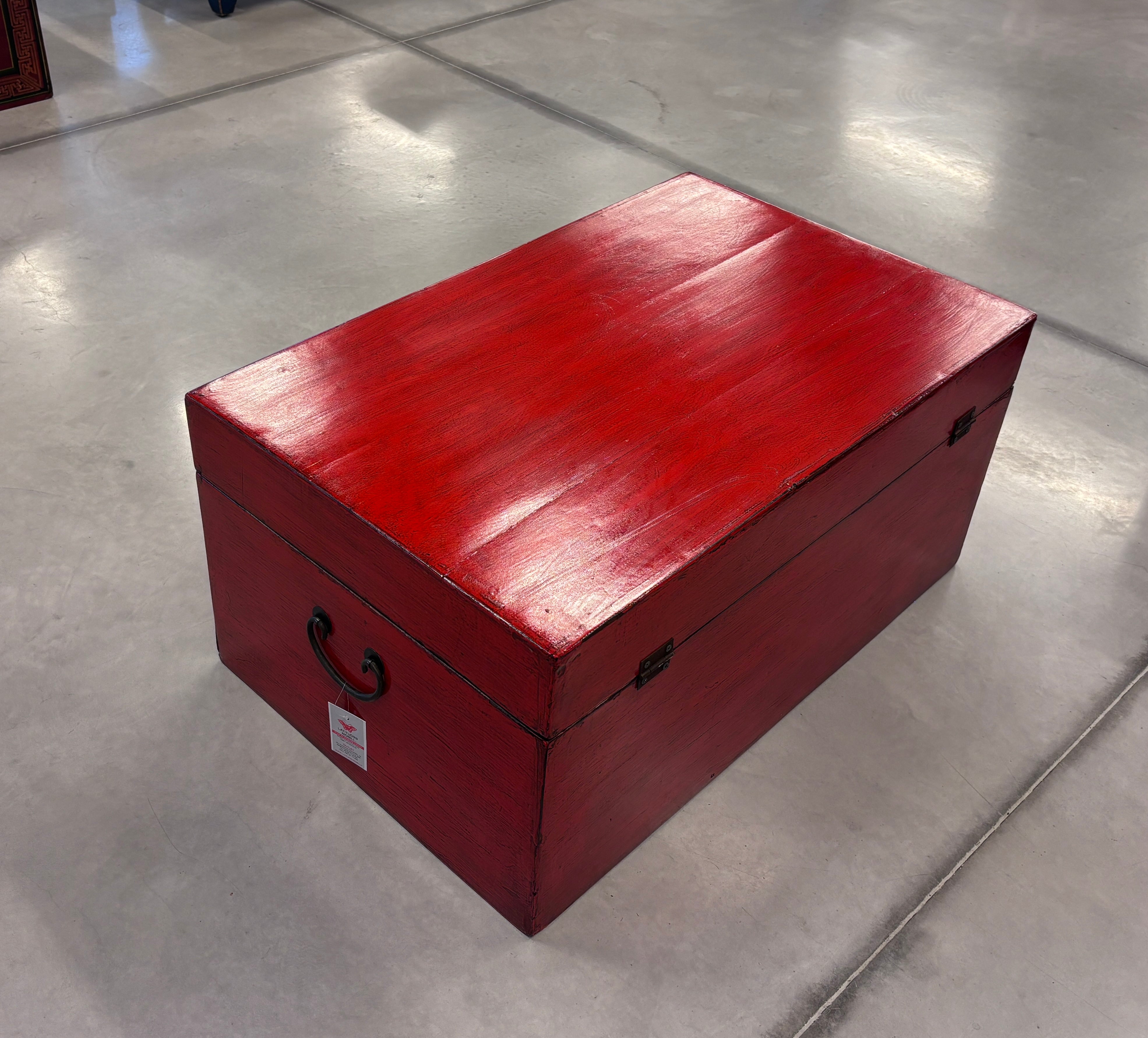 BAULE CINESE IN LACCA ROSSA