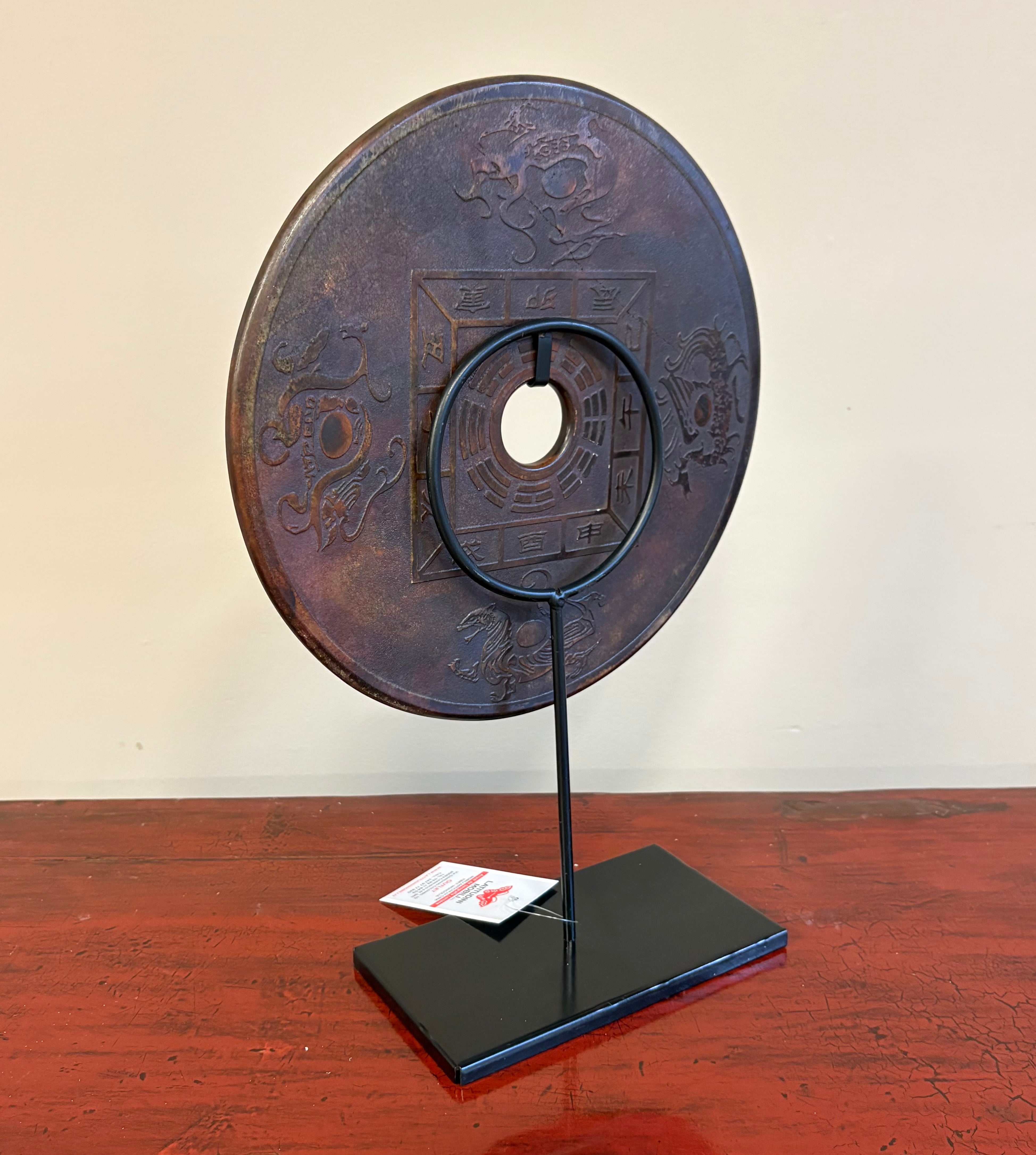 DISCO ORNAMENTALE IN PIETRA SU PIEDISTALLO