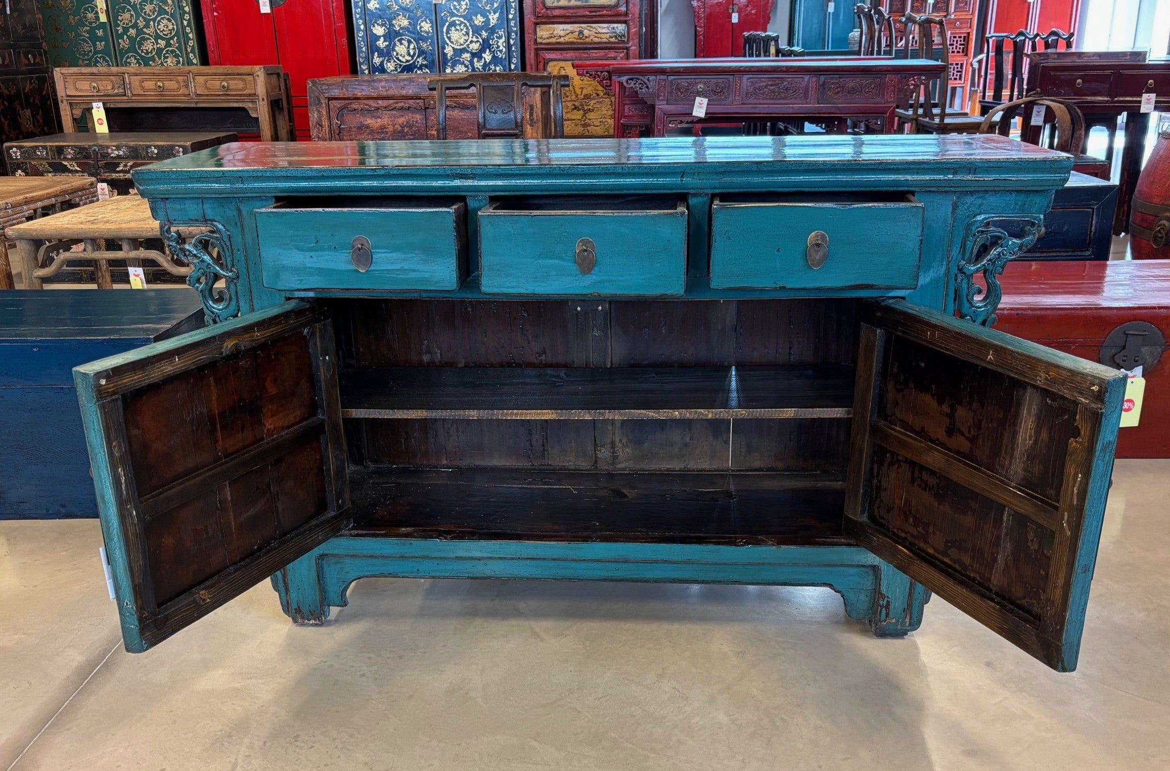 CREDENZA CINESE LACCATA CON ALI INTAGLIATE