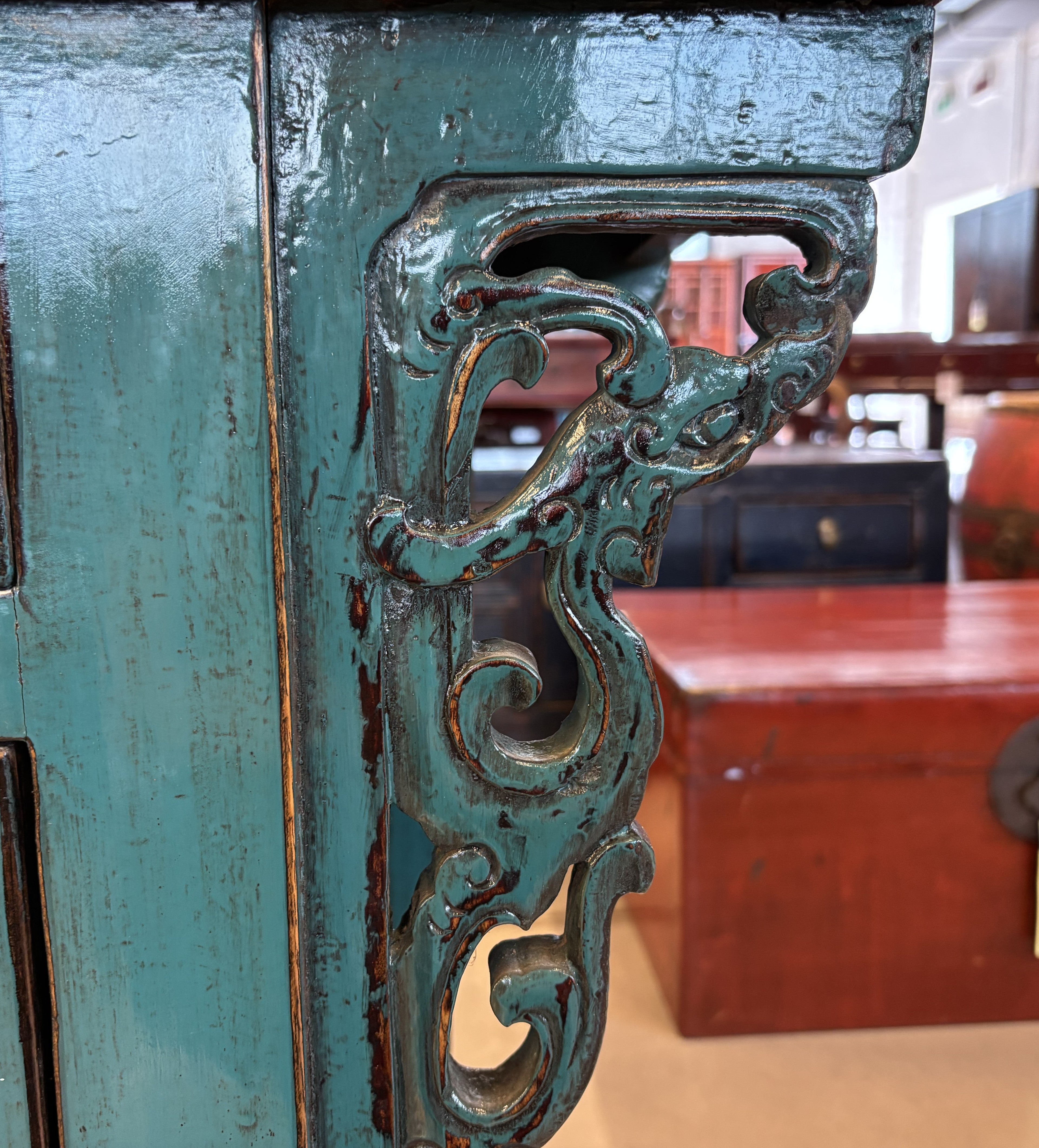 CREDENZA CINESE LACCATA CON ALI INTAGLIATE