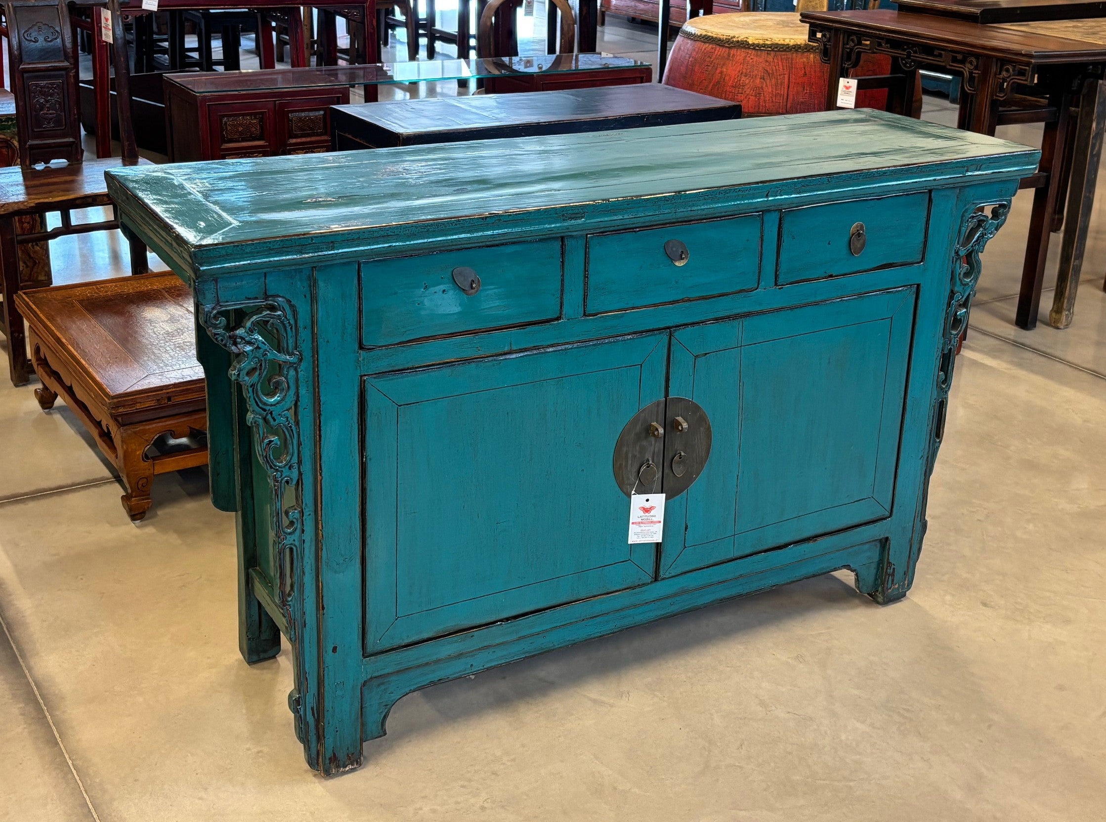 CREDENZA CINESE LACCATA CON ALI INTAGLIATE