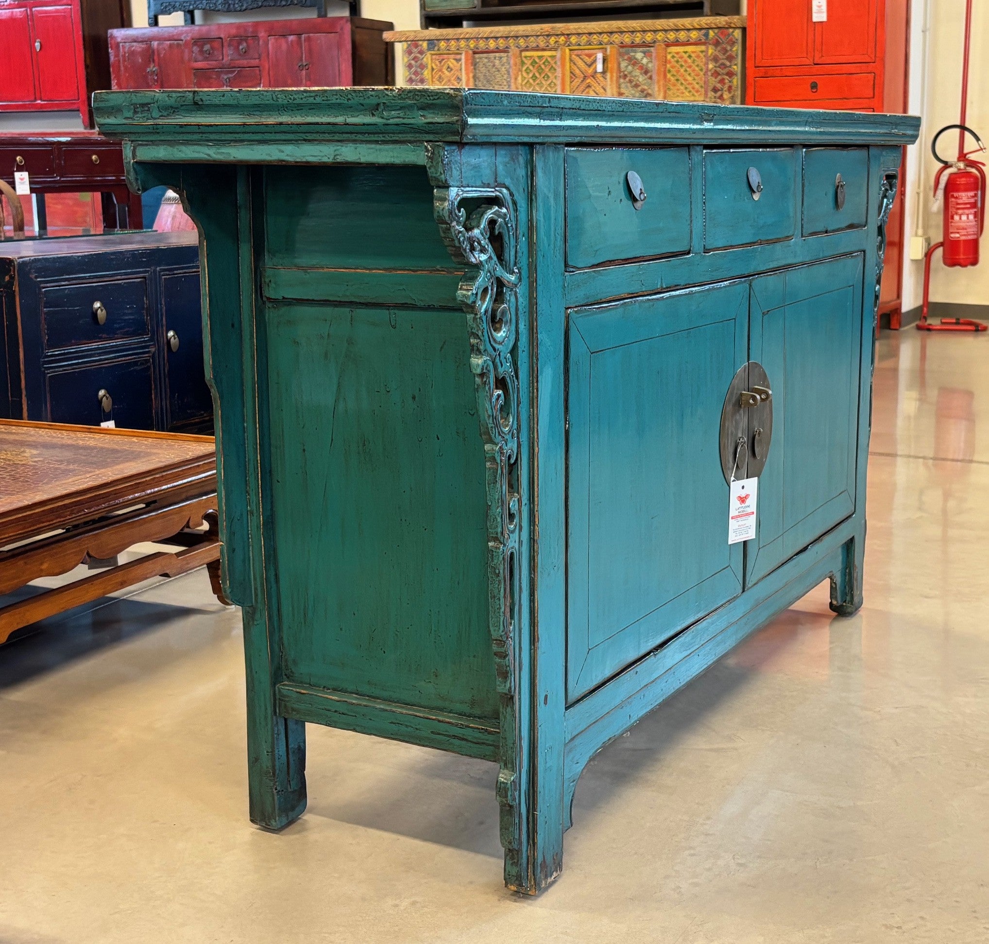 CREDENZA CINESE LACCATA CON ALI INTAGLIATE
