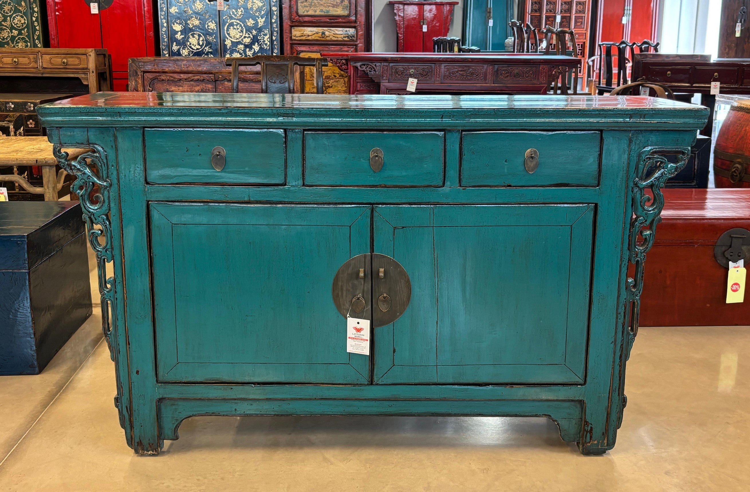 CREDENZA CINESE LACCATA CON ALI INTAGLIATE