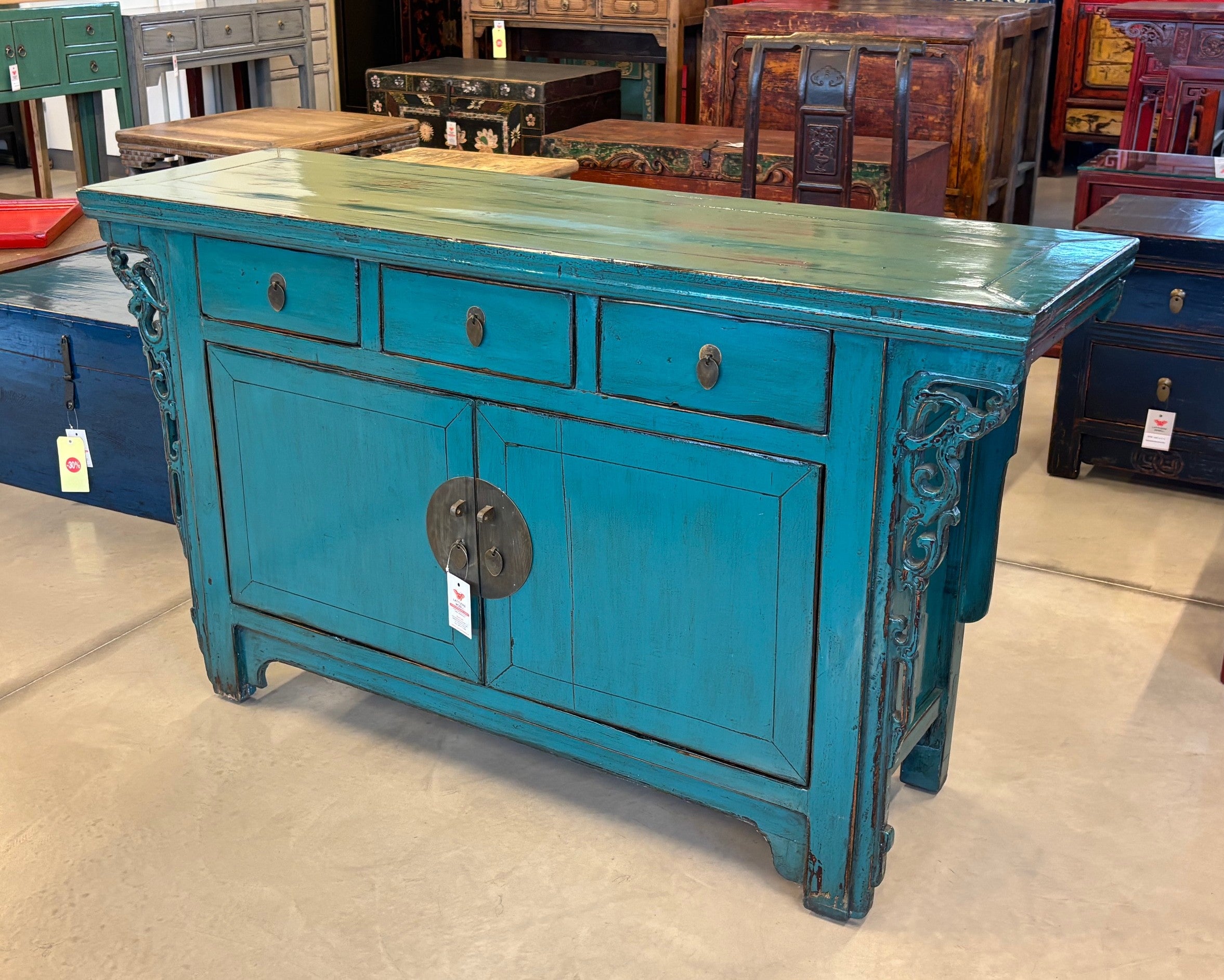 CREDENZA CINESE LACCATA CON ALI INTAGLIATE