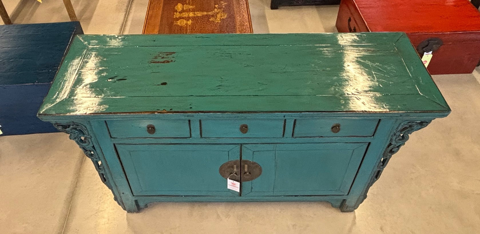 CREDENZA CINESE LACCATA CON ALI INTAGLIATE