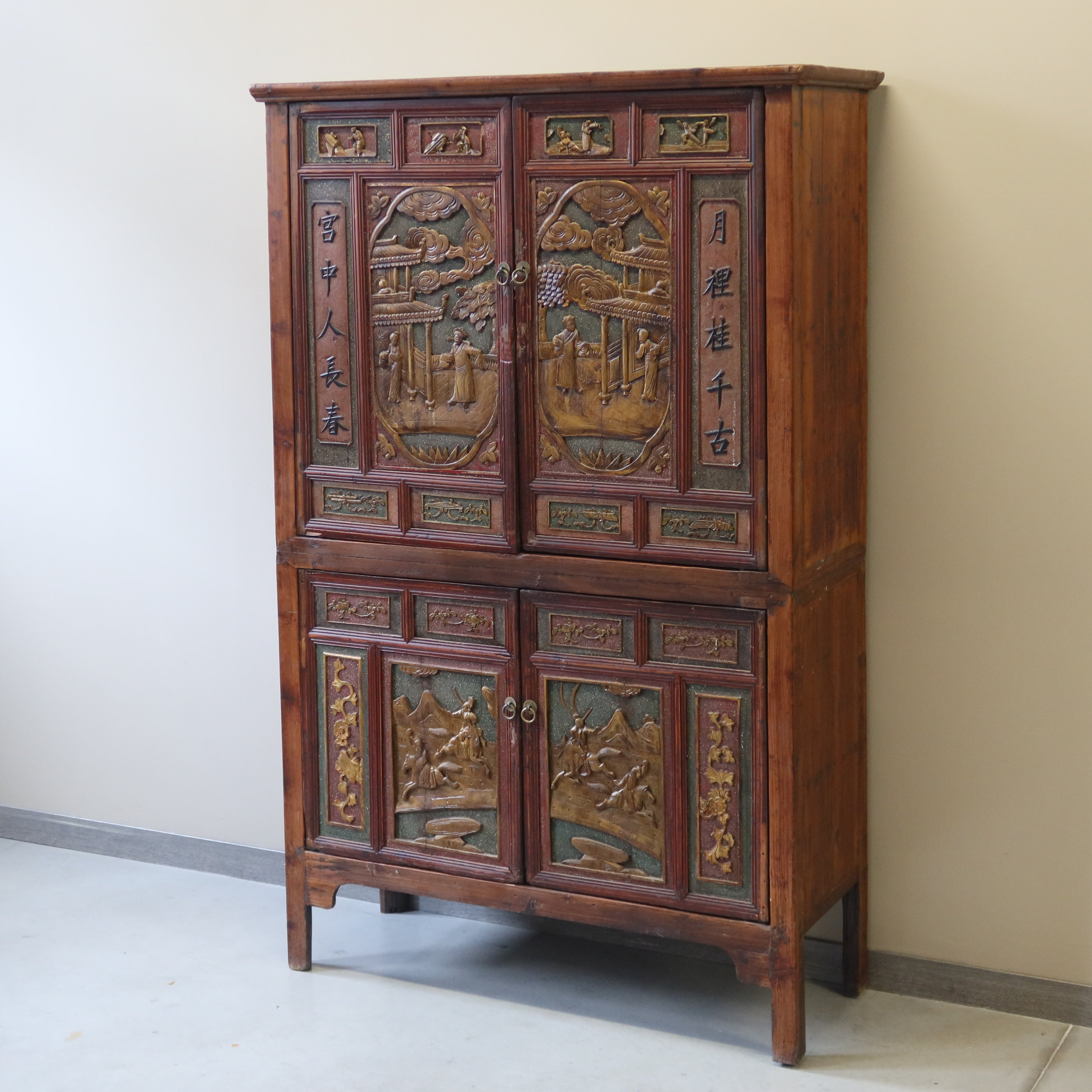 ARMADIO FUJIAN CON DECORI DORATI IN RILIEVO