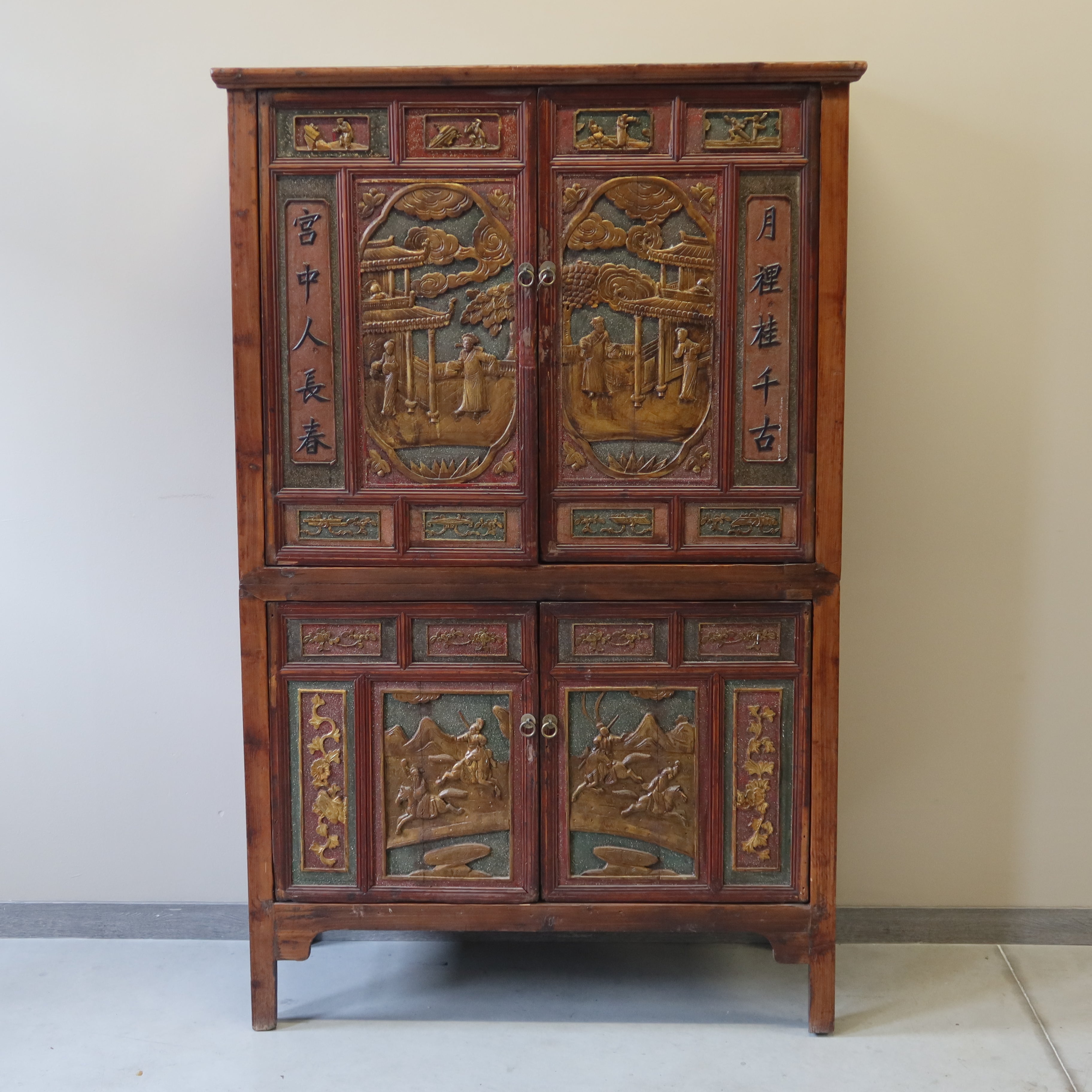 ARMADIO FUJIAN CON DECORI DORATI IN RILIEVO