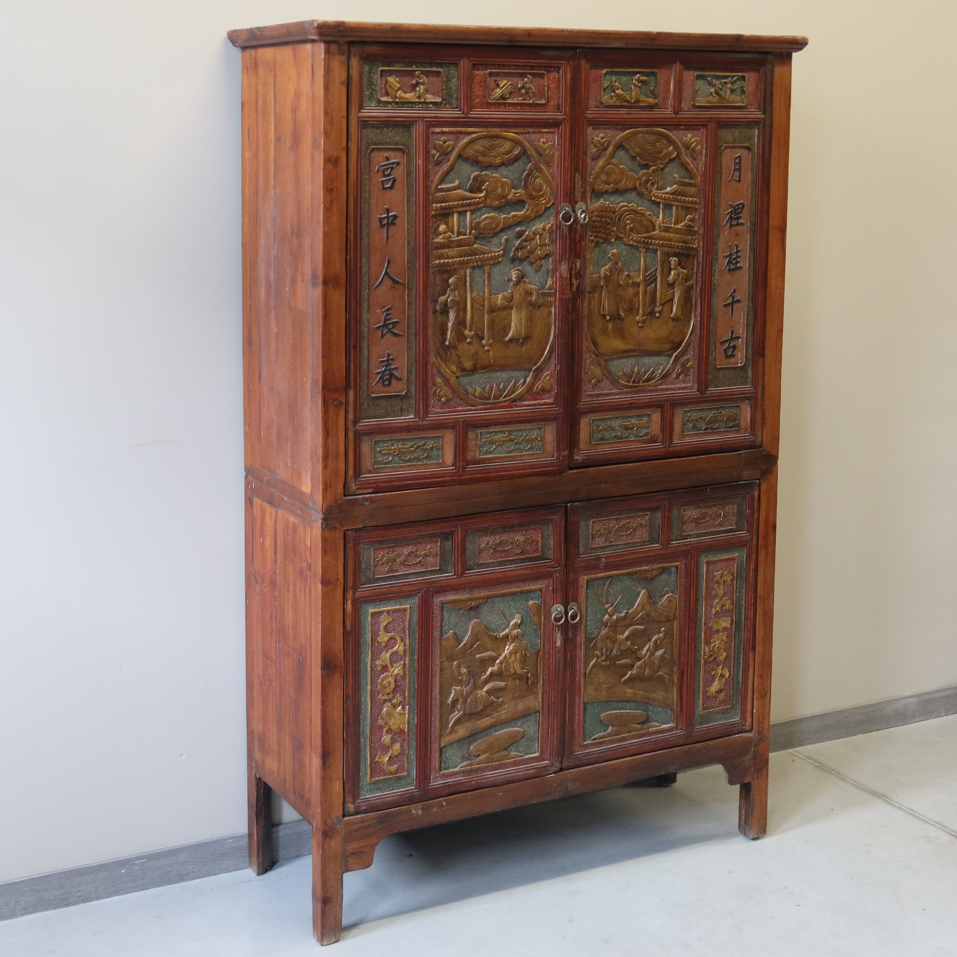 ARMADIO FUJIAN CON DECORI DORATI IN RILIEVO