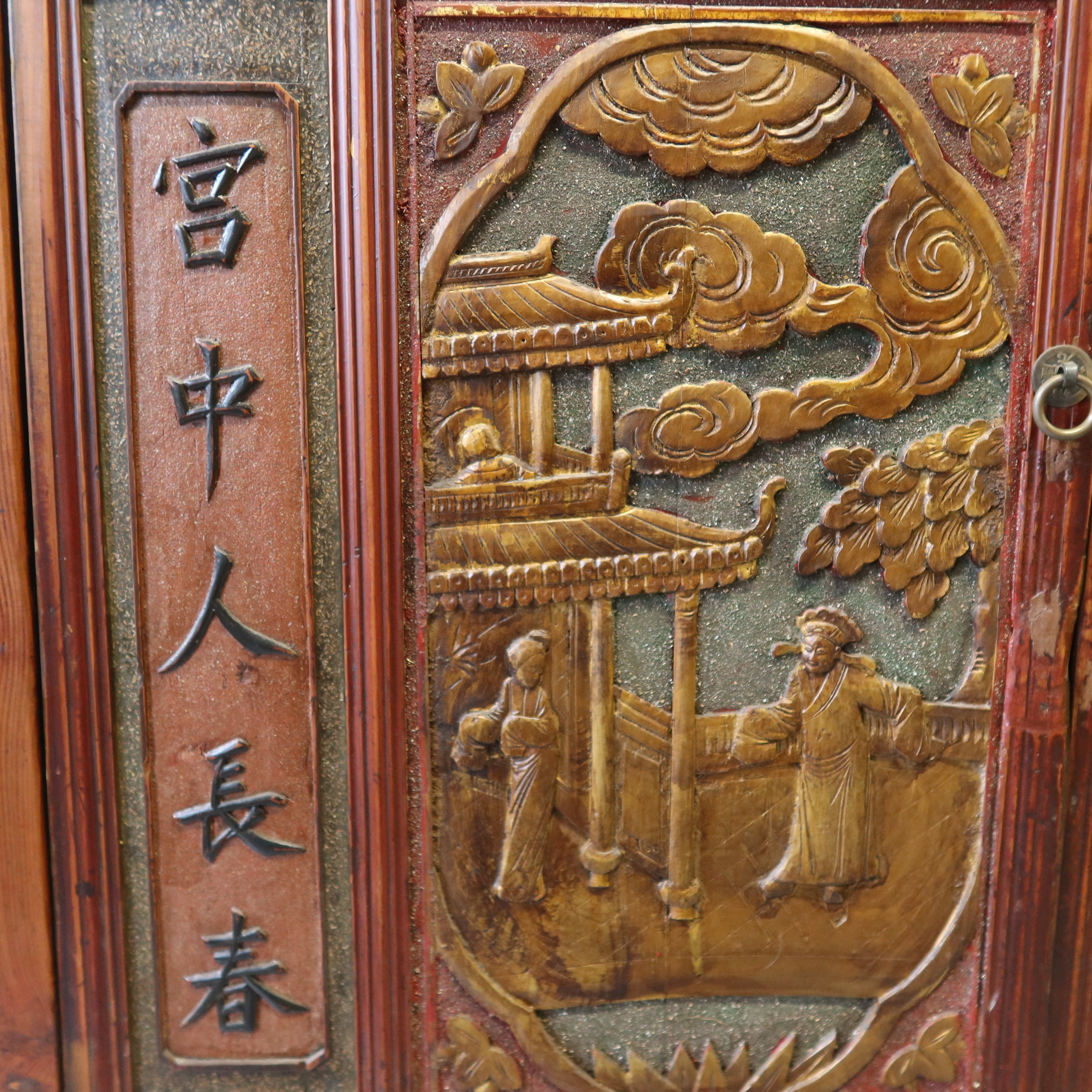 ARMADIO FUJIAN CON DECORI DORATI IN RILIEVO