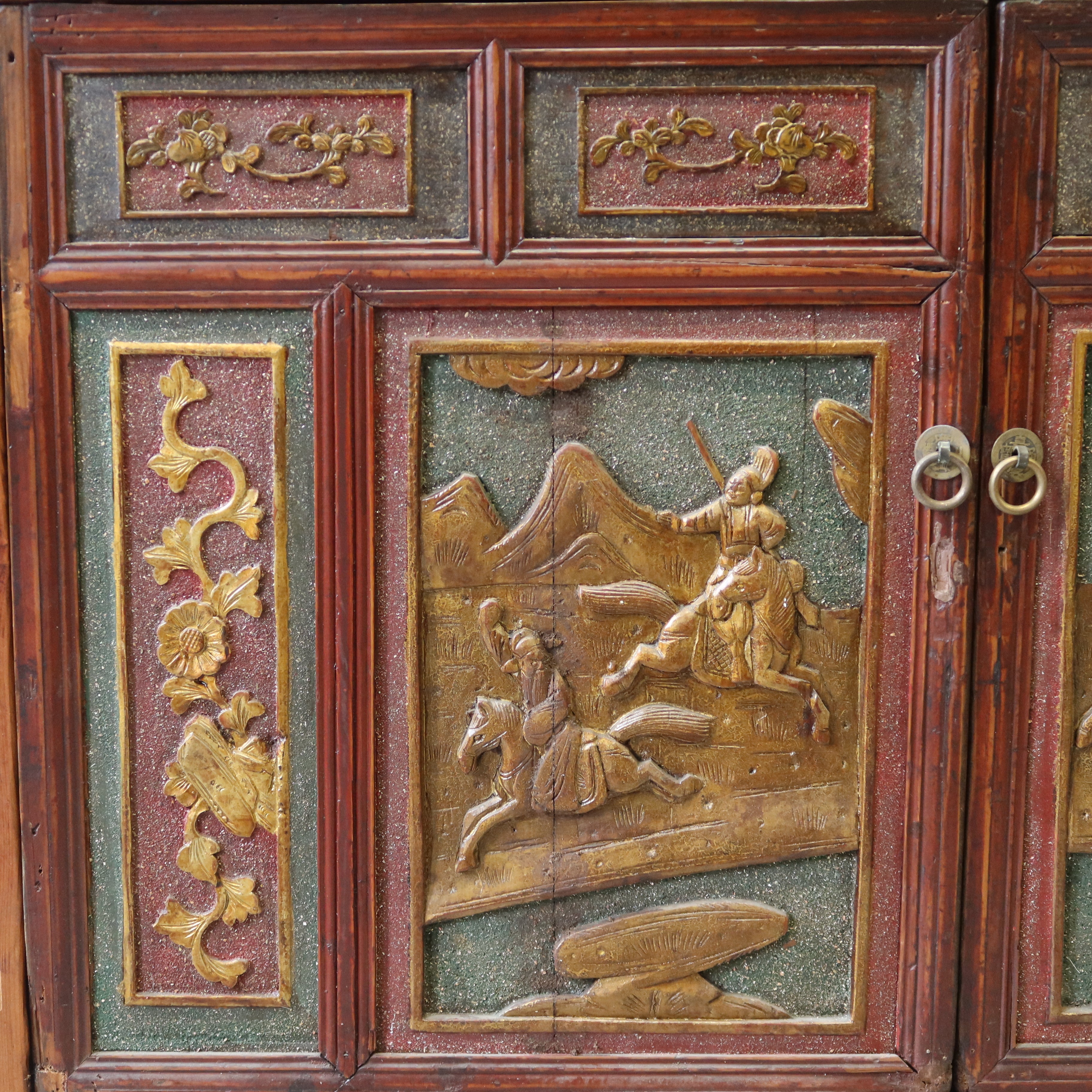 ARMADIO FUJIAN CON DECORI DORATI IN RILIEVO