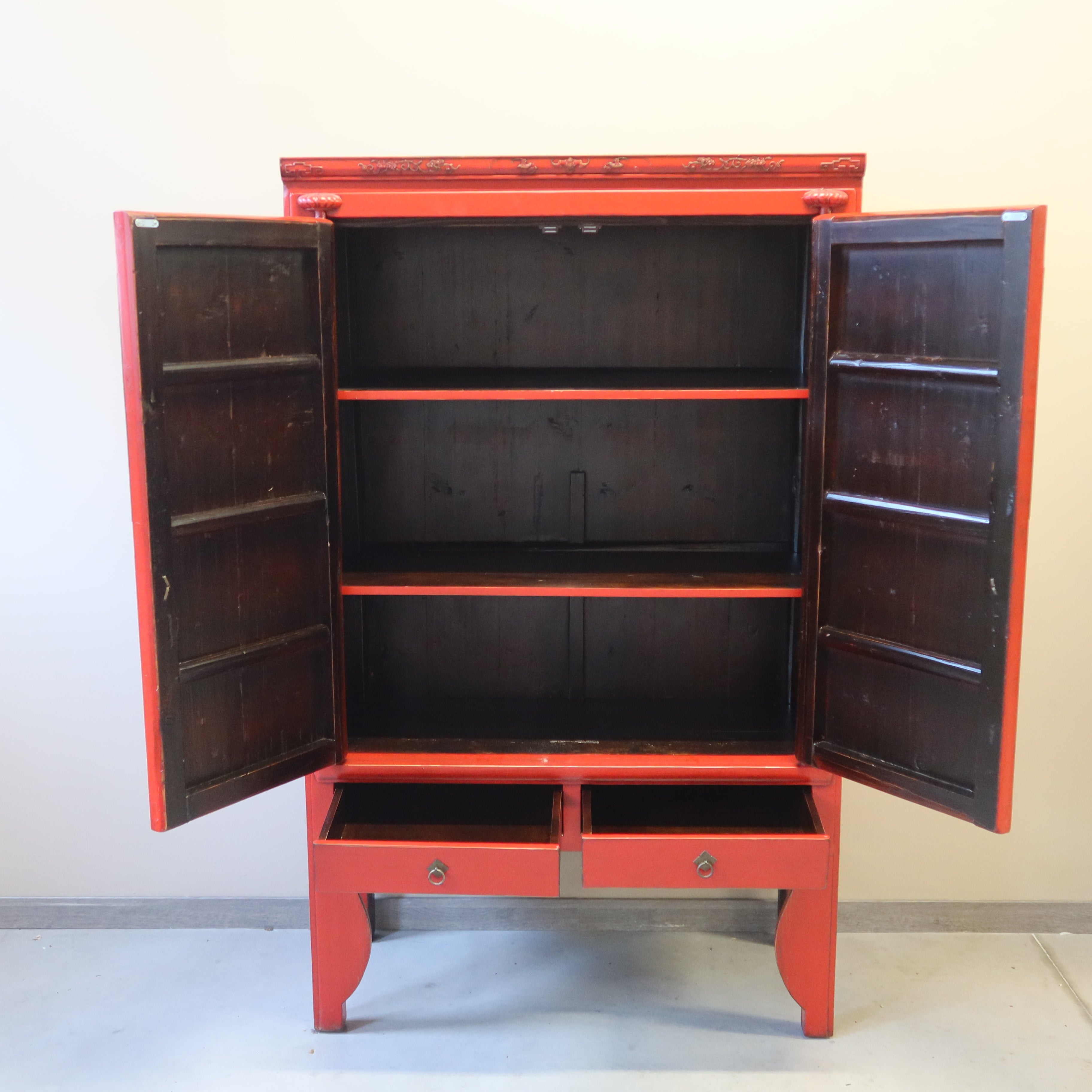 ARMADIO NUZIALE IN LACCA ROSSA