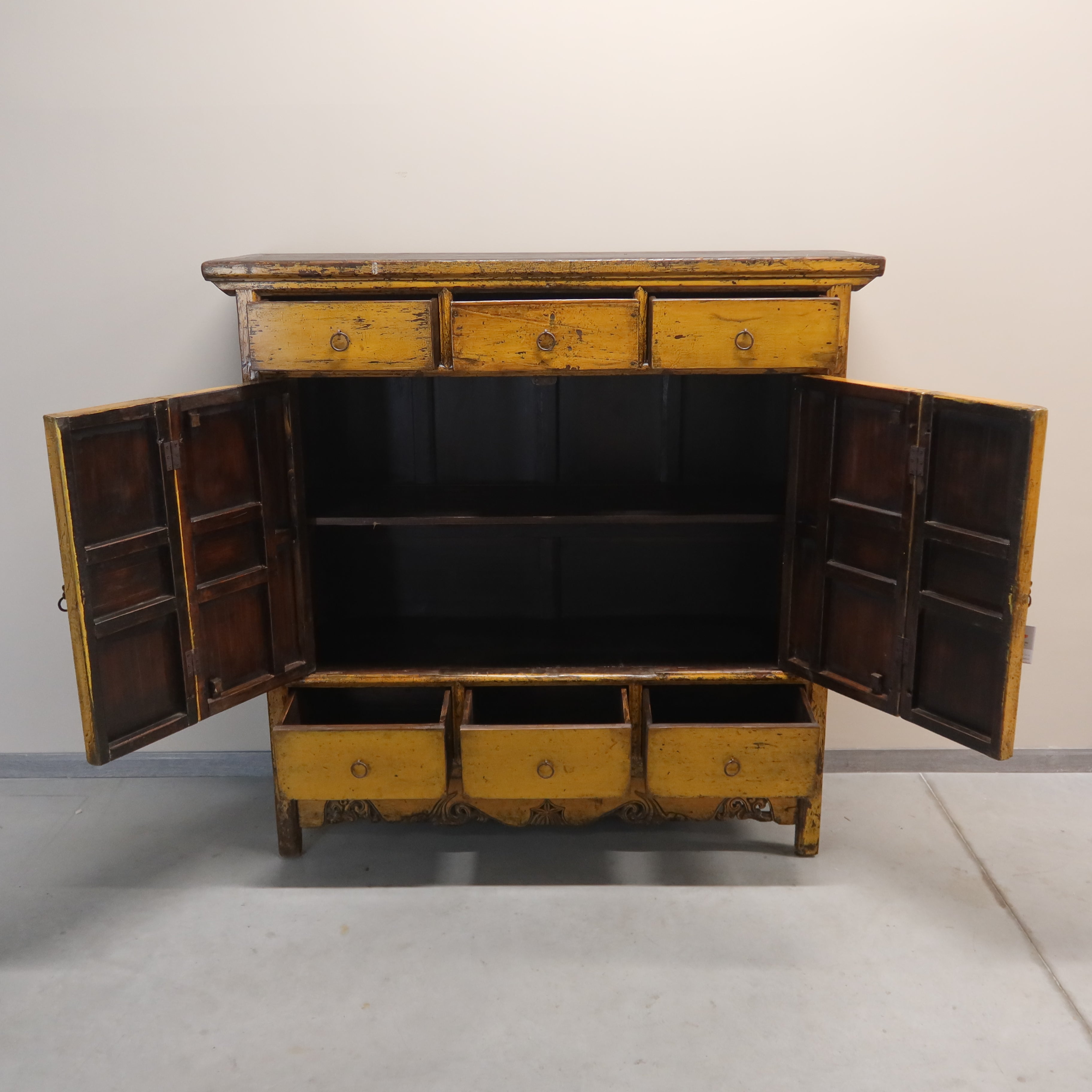 ARMADIO CINESE IN LACCA GIALLA