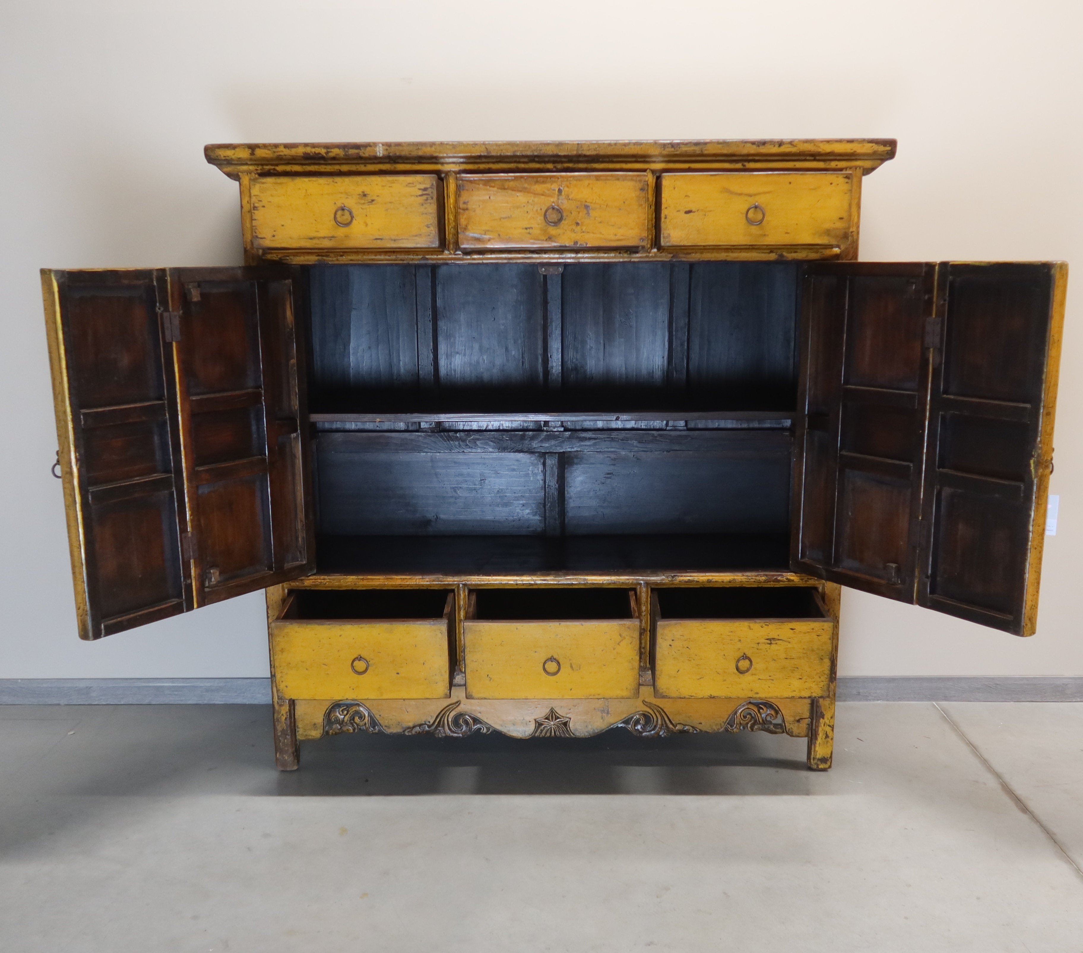 ARMADIO CINESE IN LACCA GIALLA