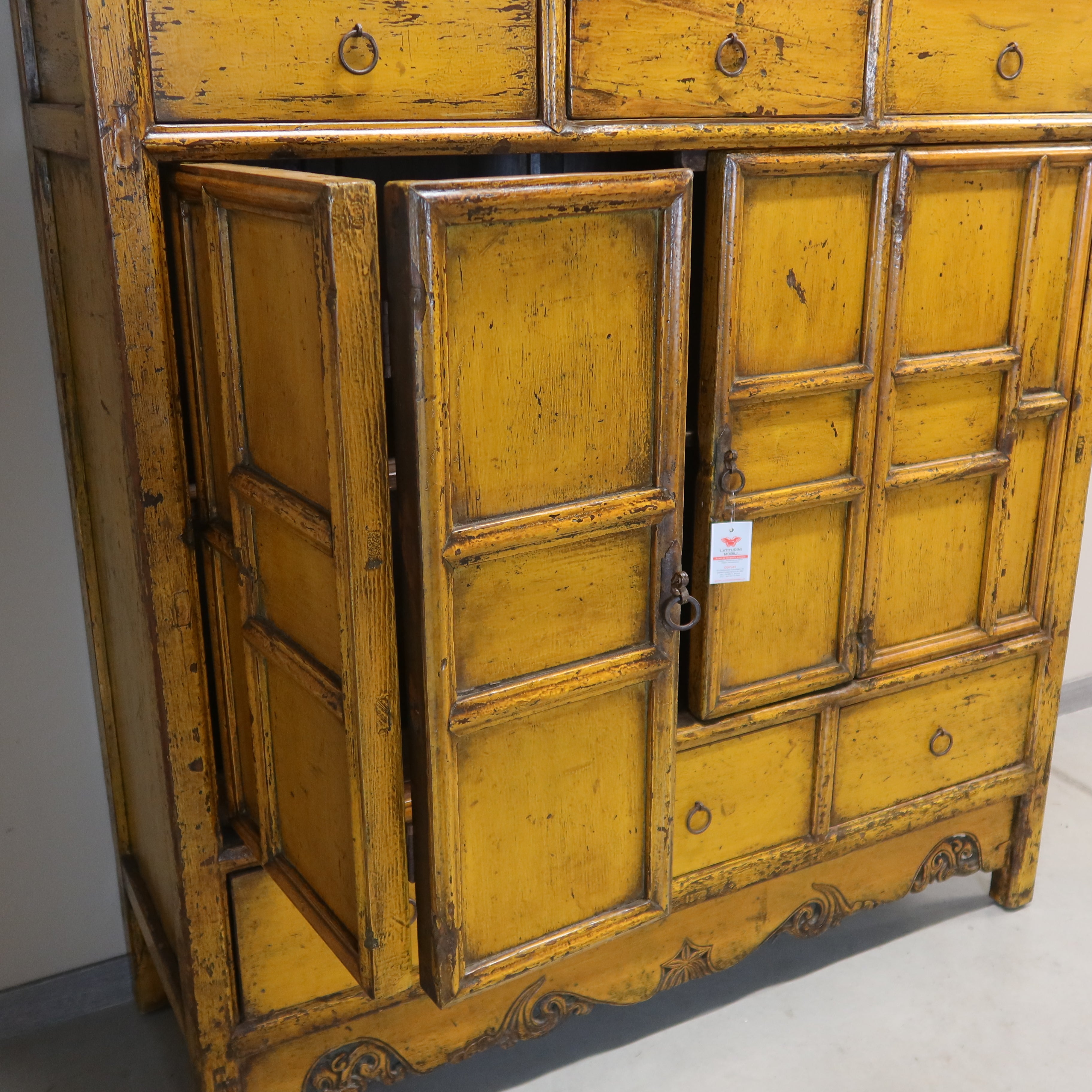 ARMADIO CINESE IN LACCA GIALLA