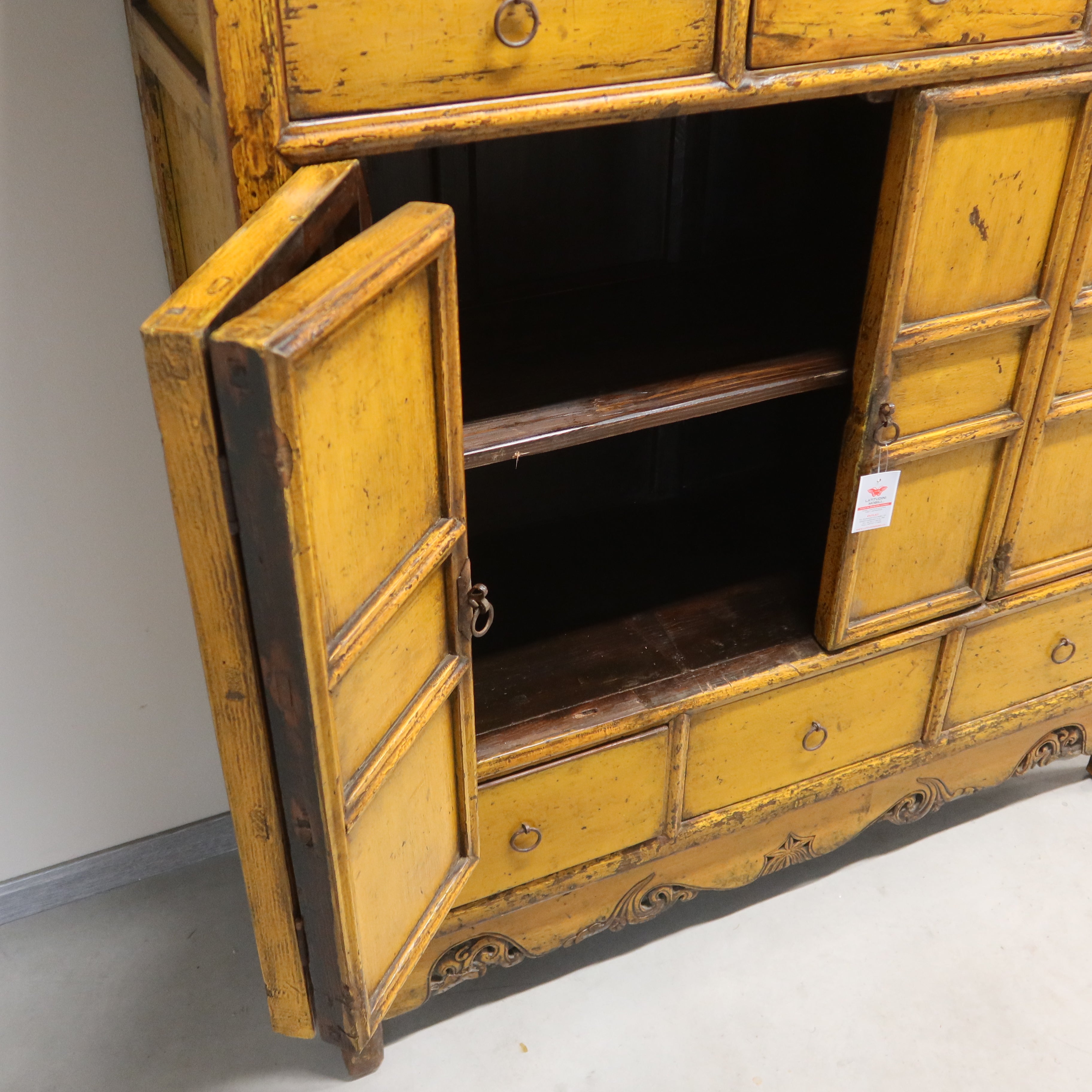 ARMADIO CINESE IN LACCA GIALLA