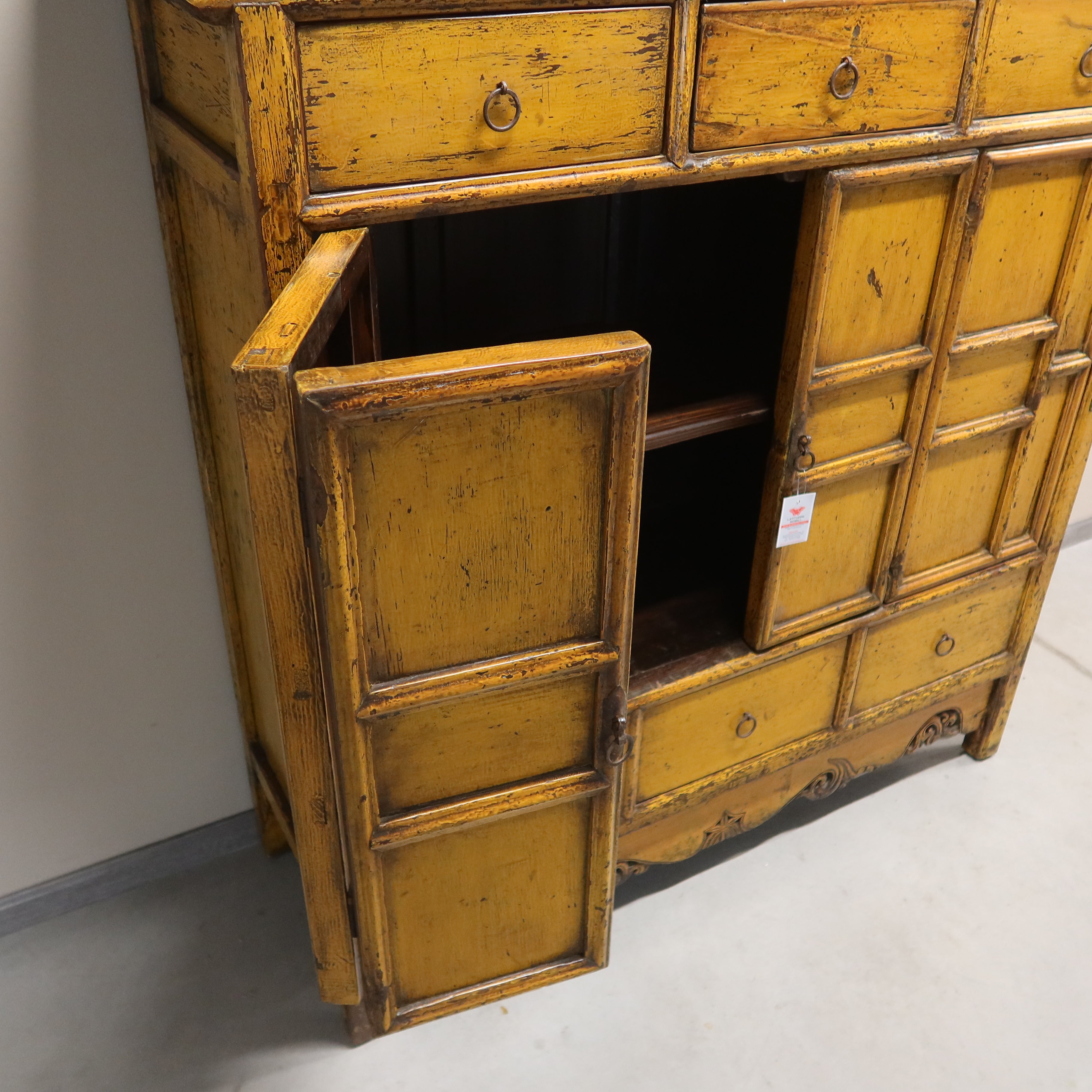 ARMADIO CINESE IN LACCA GIALLA