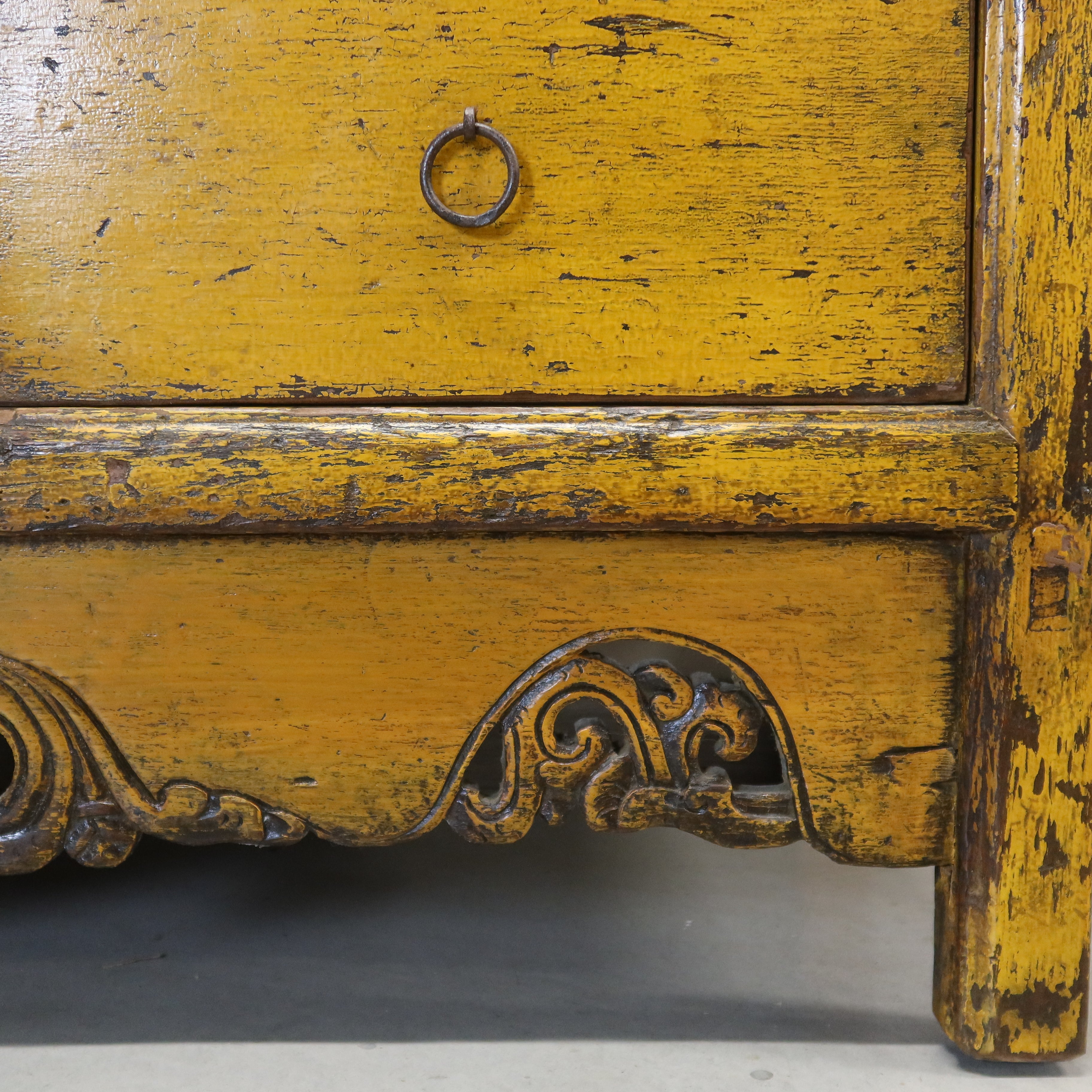 ARMADIO CINESE IN LACCA GIALLA