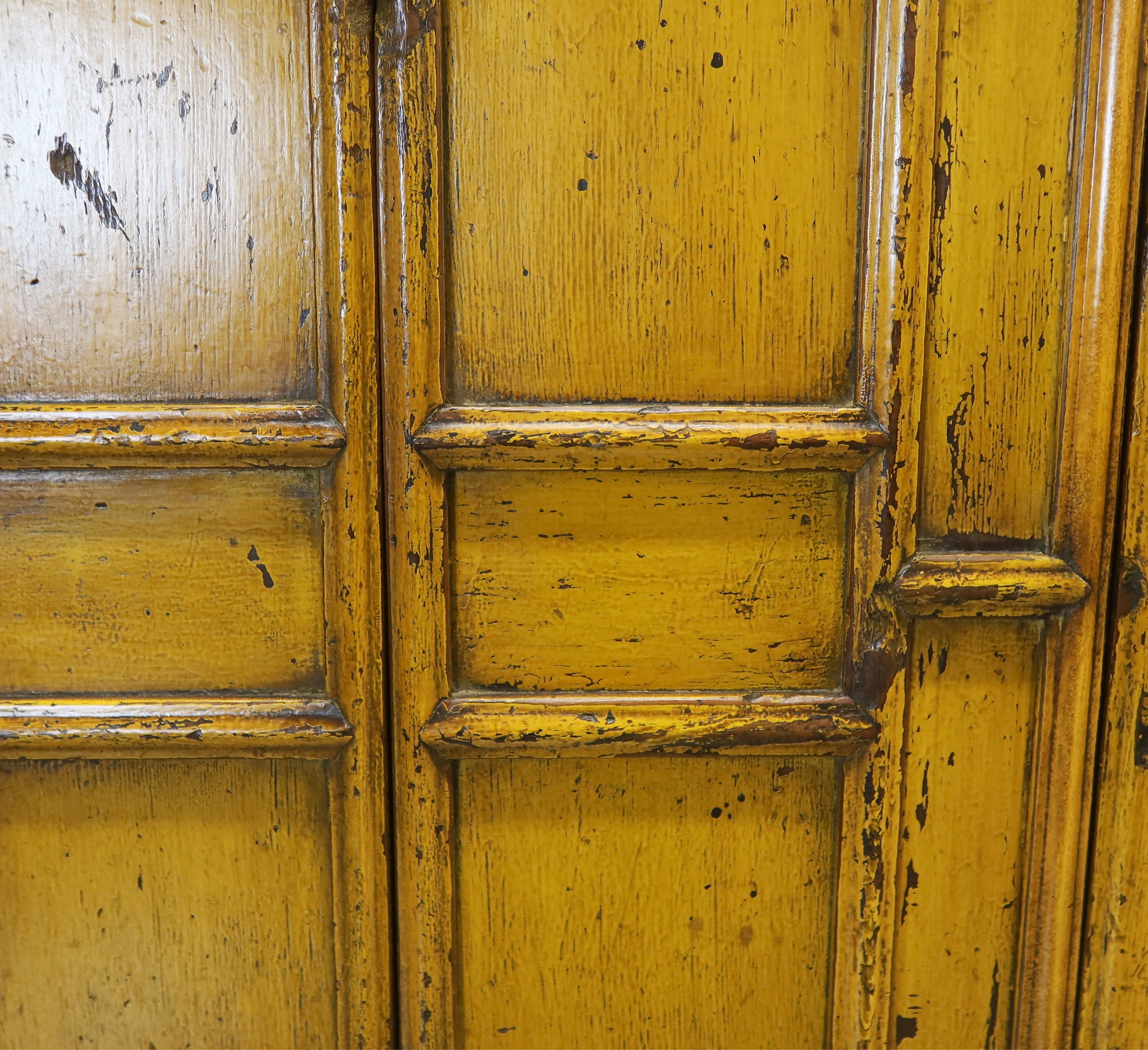 ARMADIO CINESE IN LACCA GIALLA