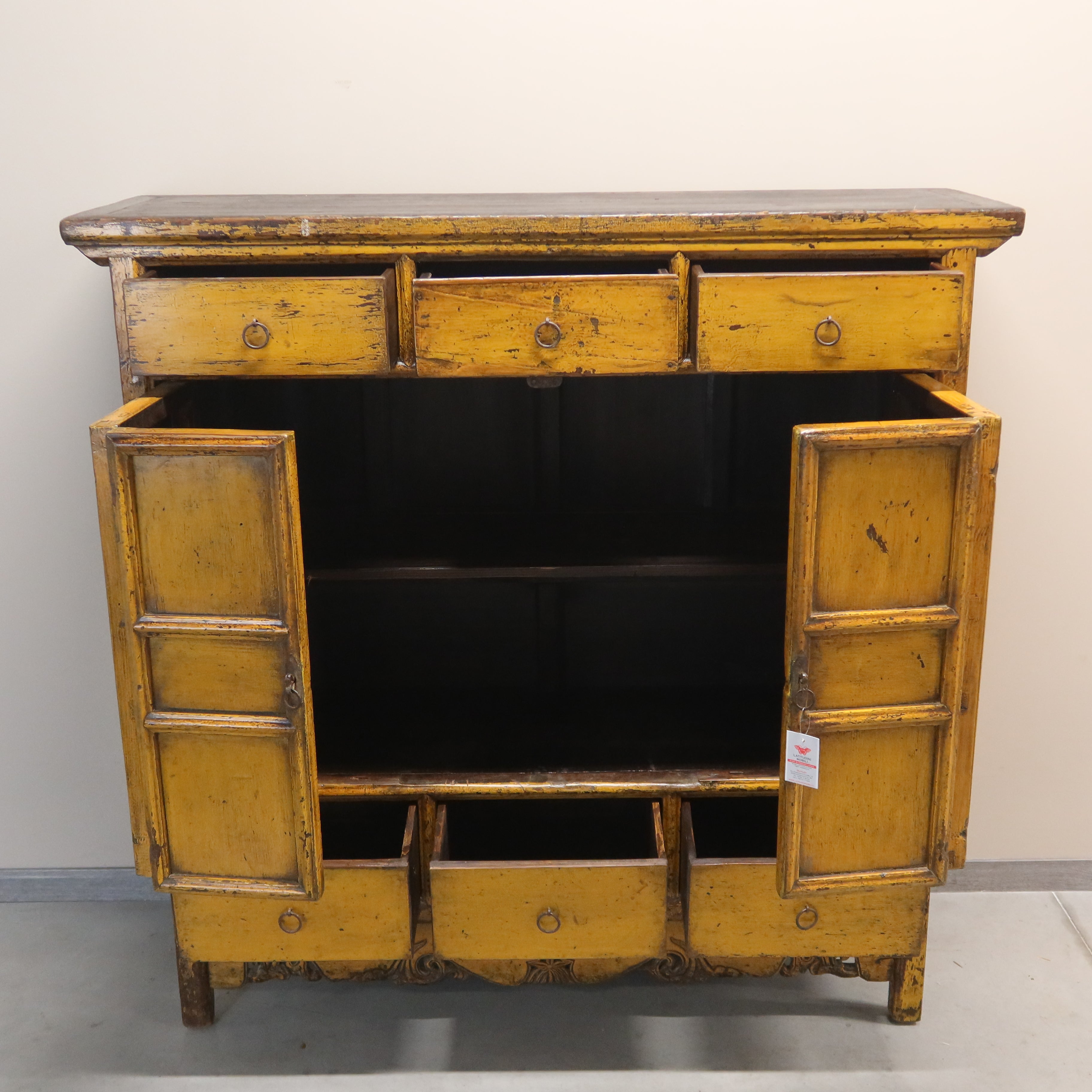 ARMADIO CINESE IN LACCA GIALLA