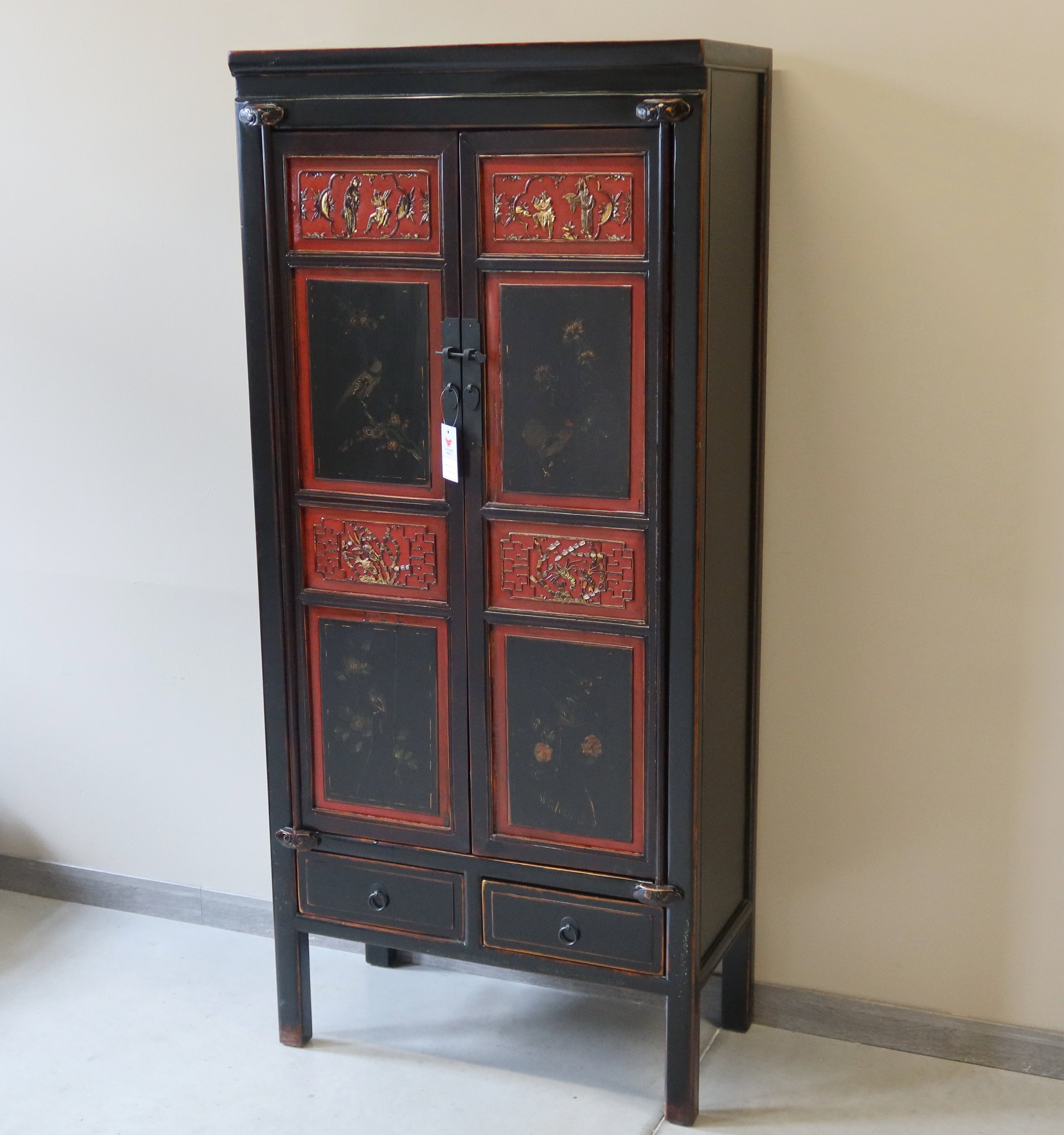 ARMADIO CINESE DEL FUJIAN DECORO RILIEVO A SBALZO