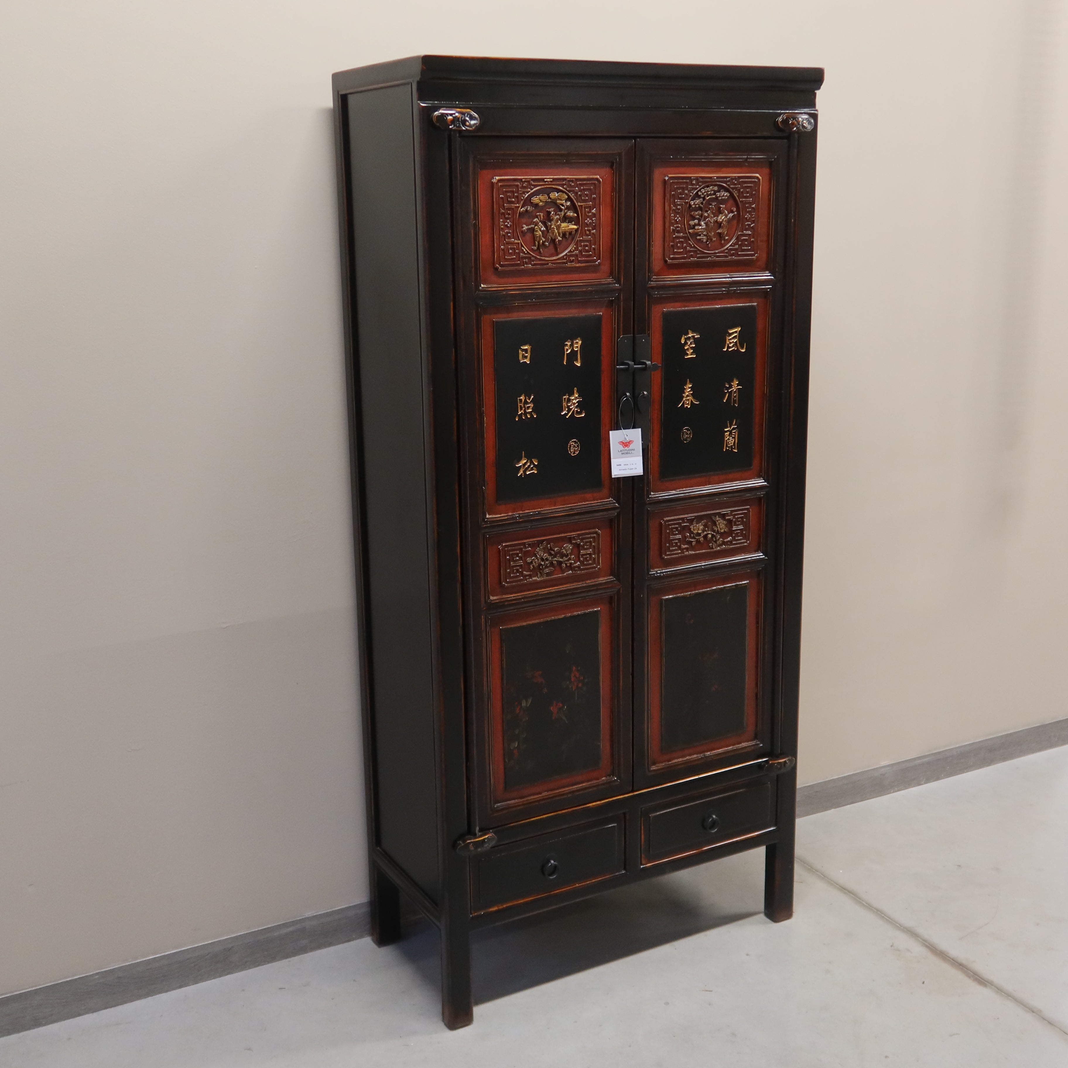 ARMADIO CINESE DEL FUJIAN DECORO RILIEVO A SBALZO