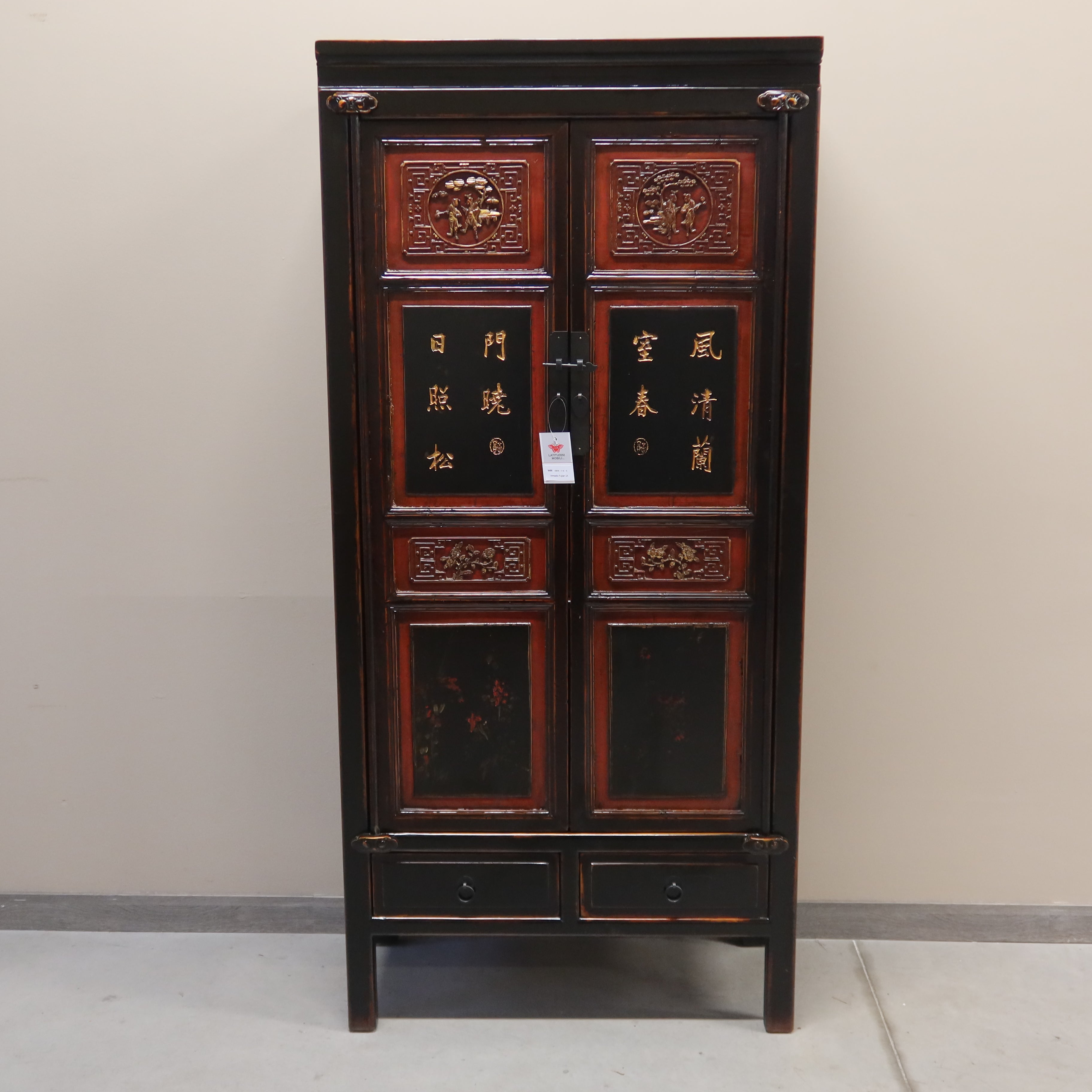 ARMADIO CINESE DEL FUJIAN DECORO RILIEVO A SBALZO