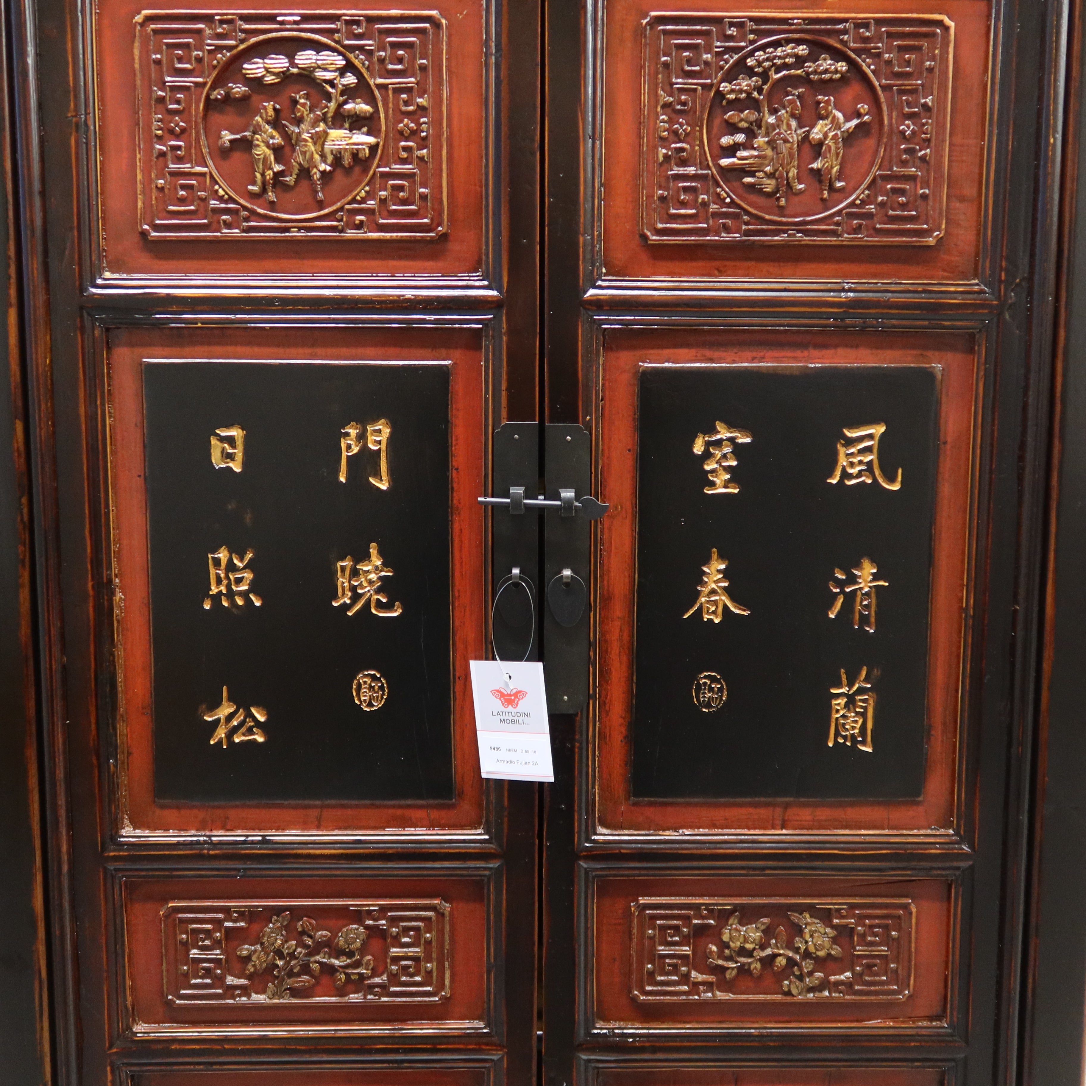 ARMADIO CINESE DEL FUJIAN DECORO RILIEVO A SBALZO