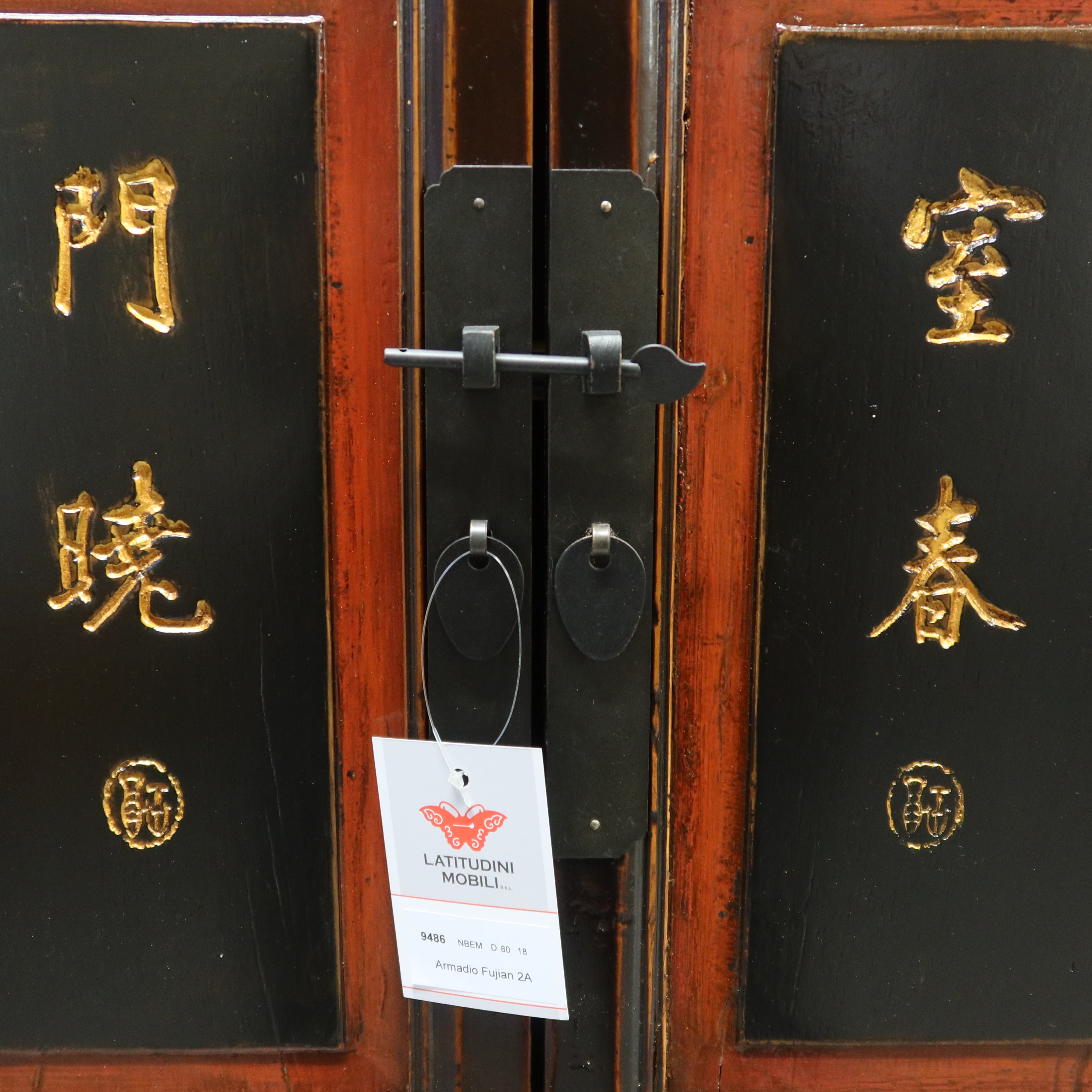 ARMADIO CINESE DEL FUJIAN DECORO RILIEVO A SBALZO