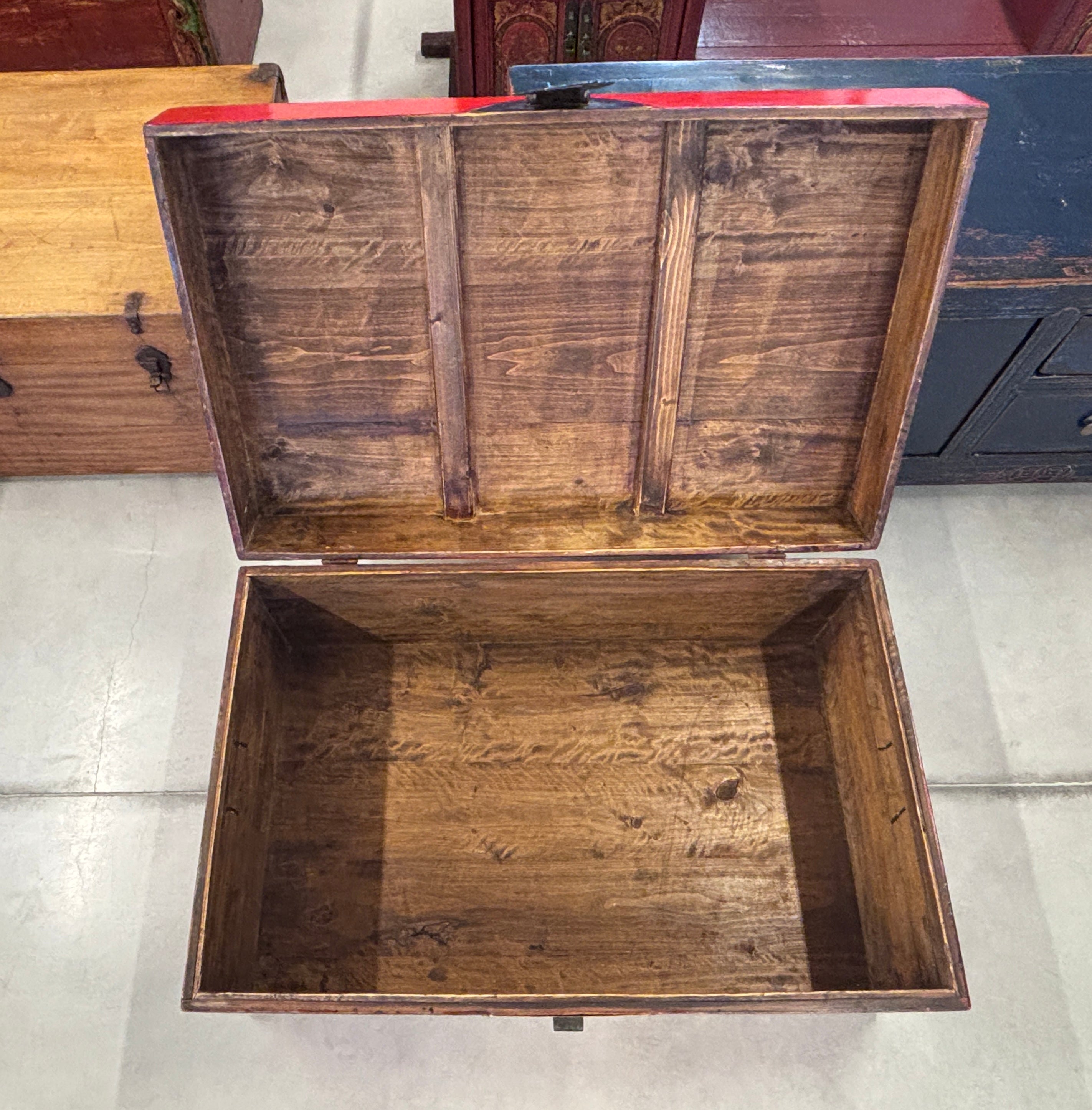 BAULE CINESE IN LACCA ROSSA