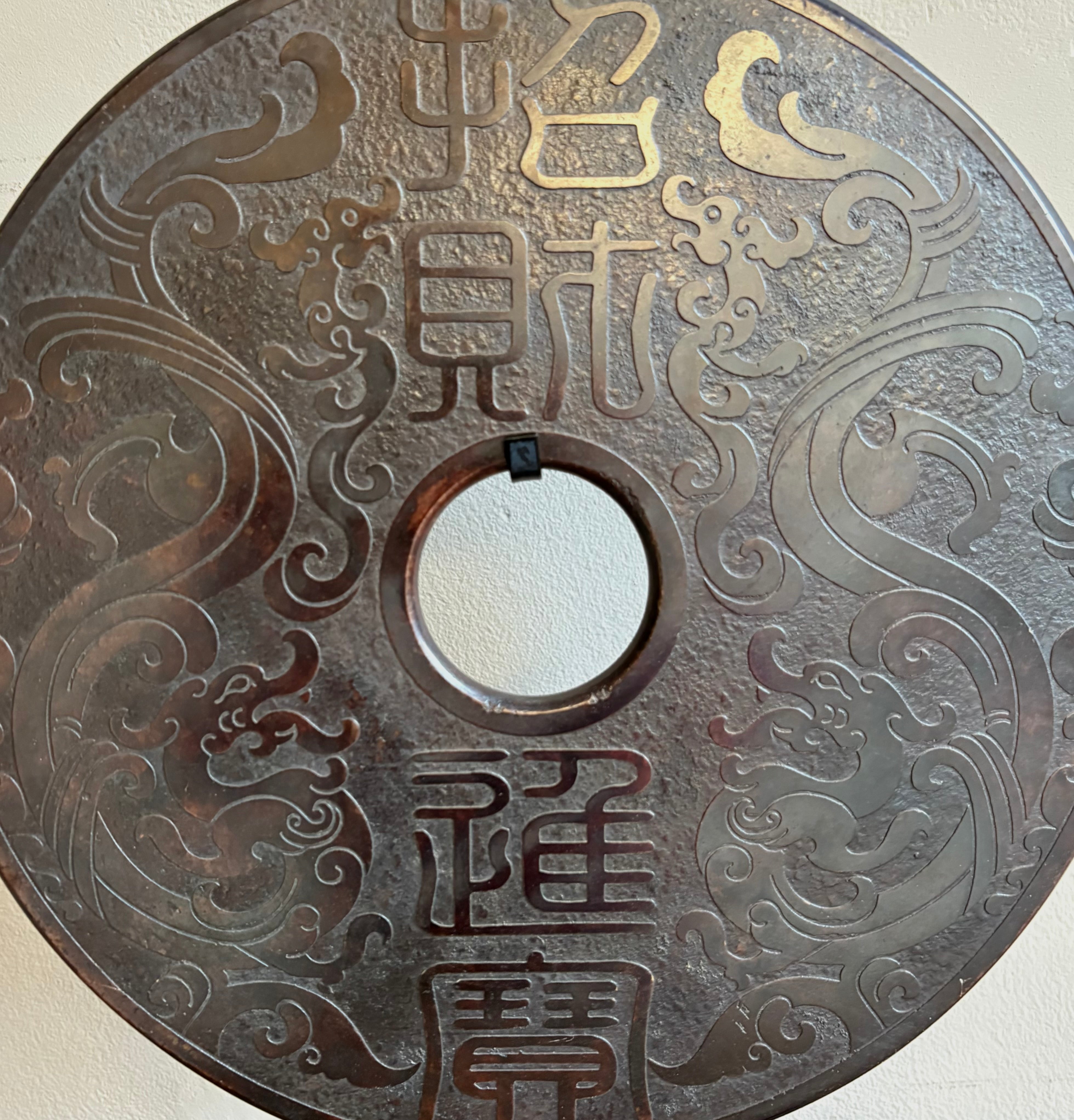 DISCO ORNAMENTALE IN PIETRA SU PIEDISTALLO