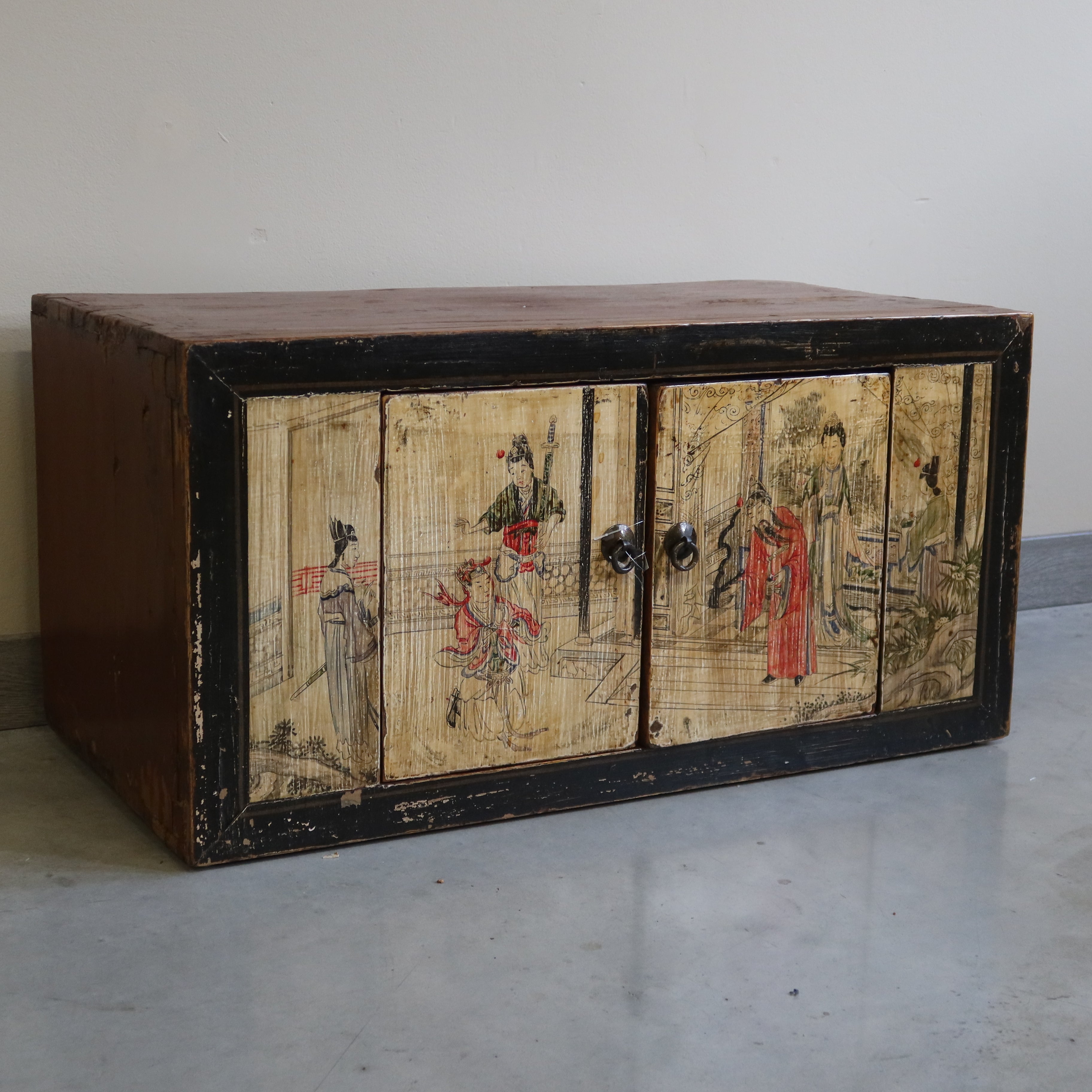 BAULE IN LACCA A DUE ANTE DECORATE