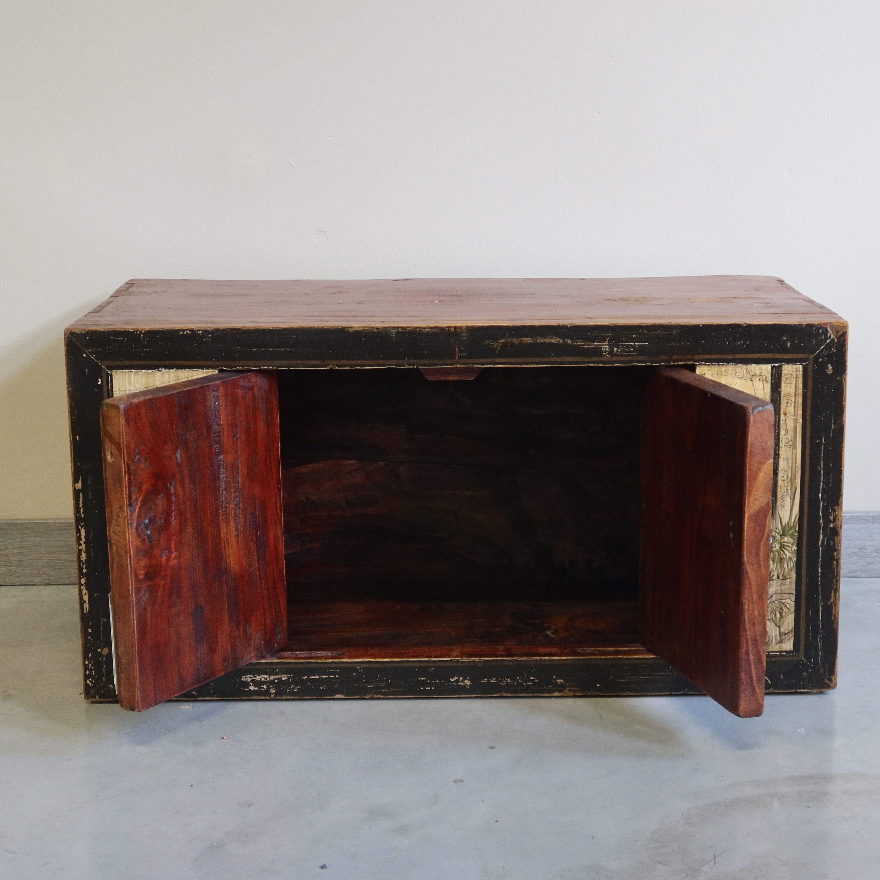 BAULE IN LACCA A DUE ANTE DECORATE