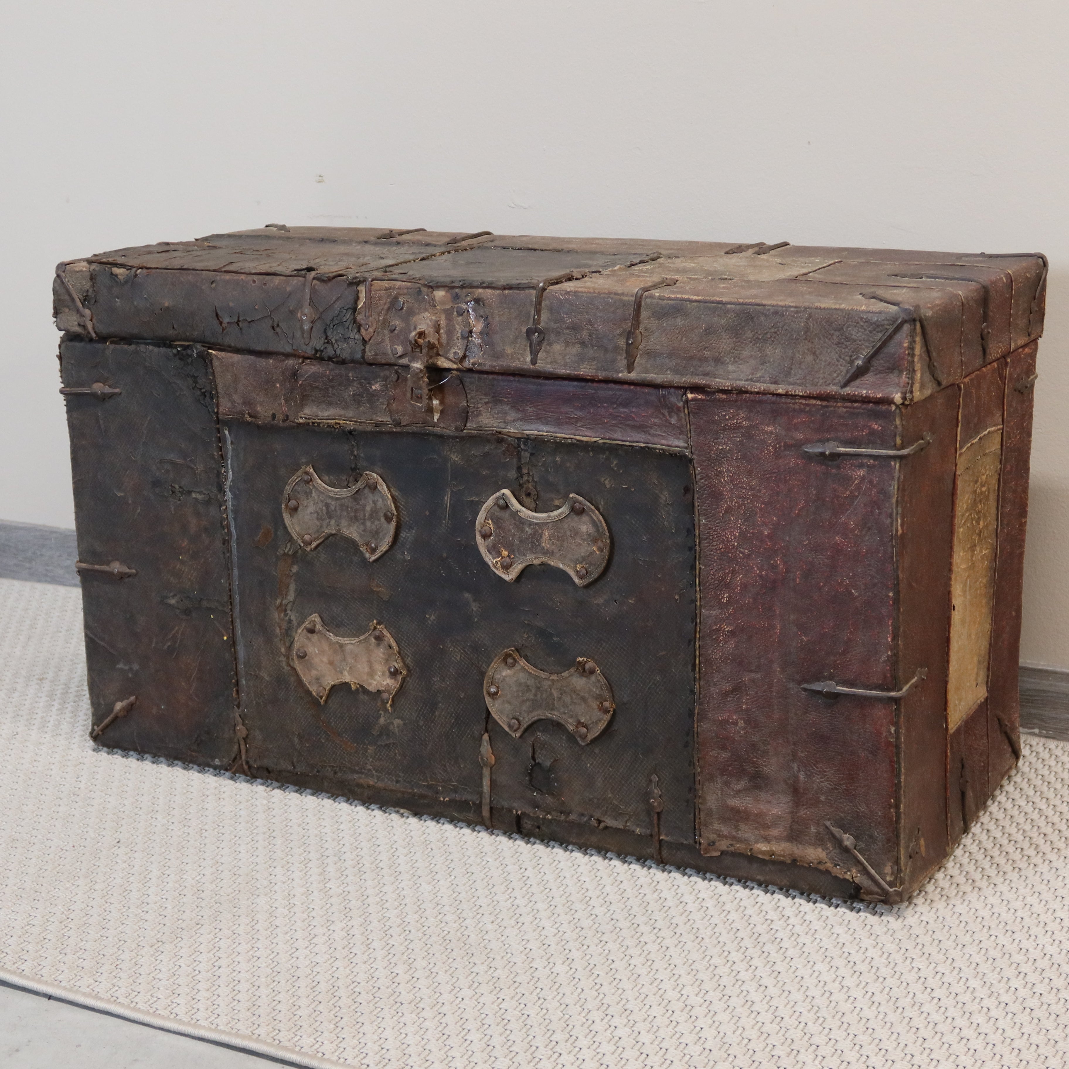 BAULE TIBET IN CUOIO CON INSERTI