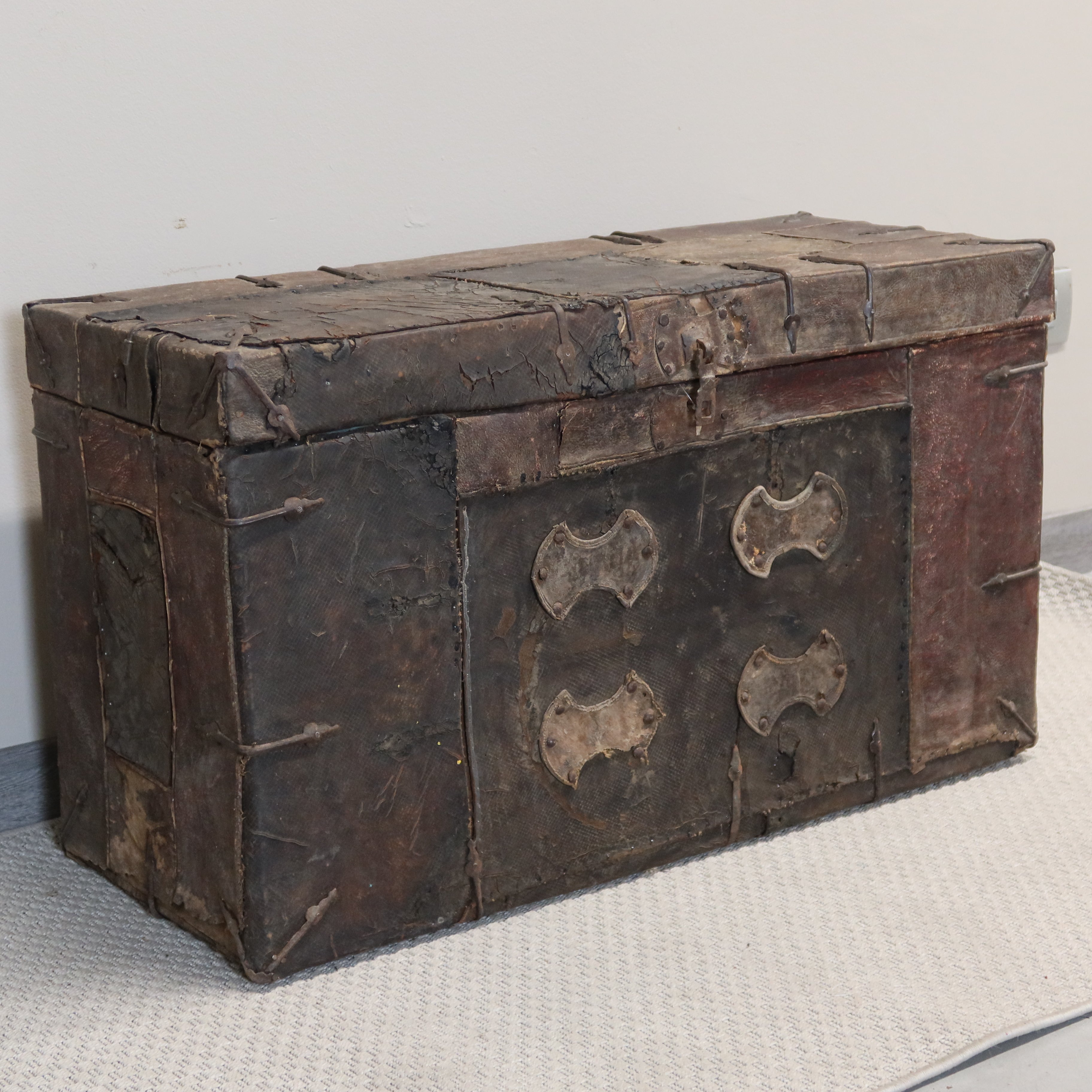 BAULE TIBET IN CUOIO CON INSERTI