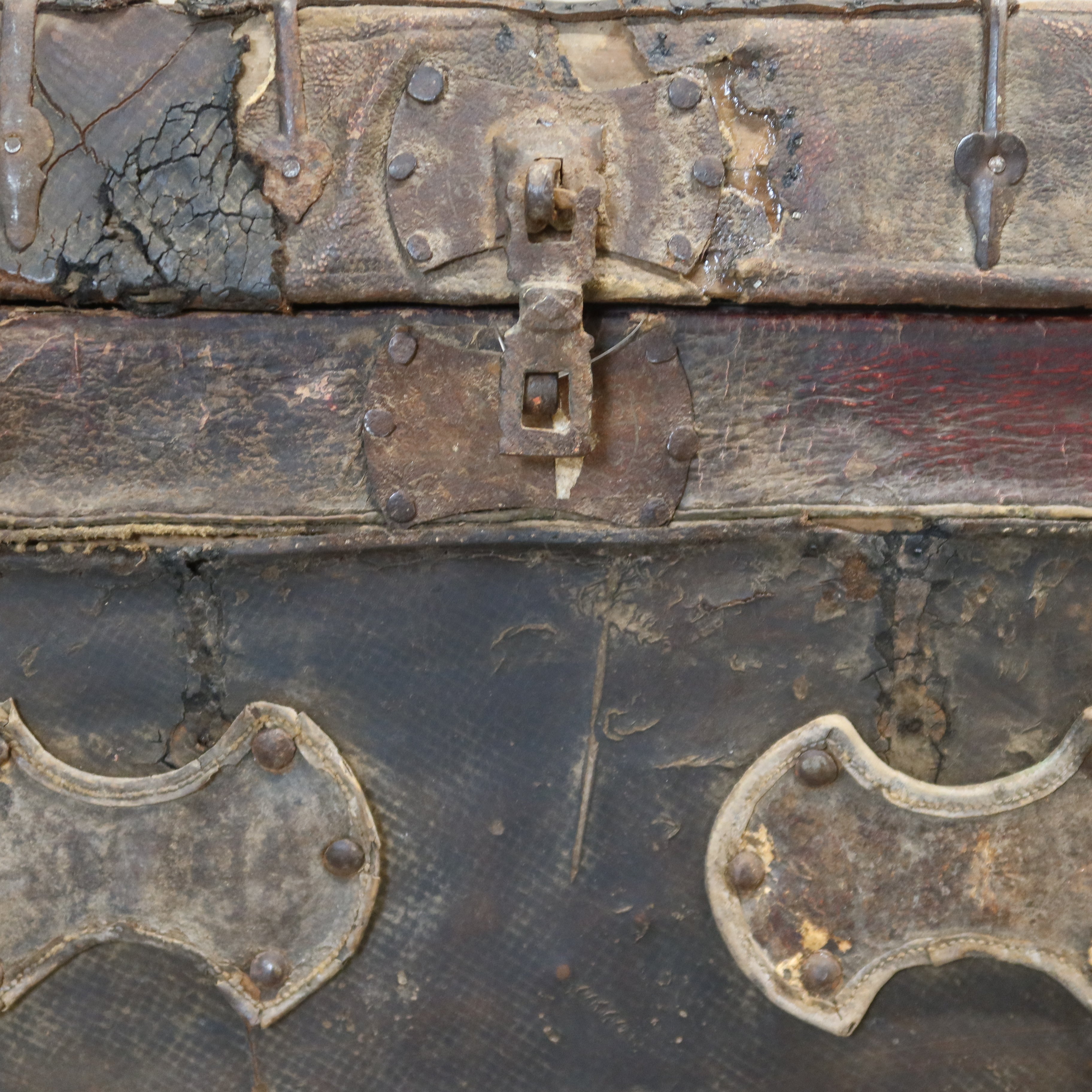 BAULE TIBET IN CUOIO CON INSERTI