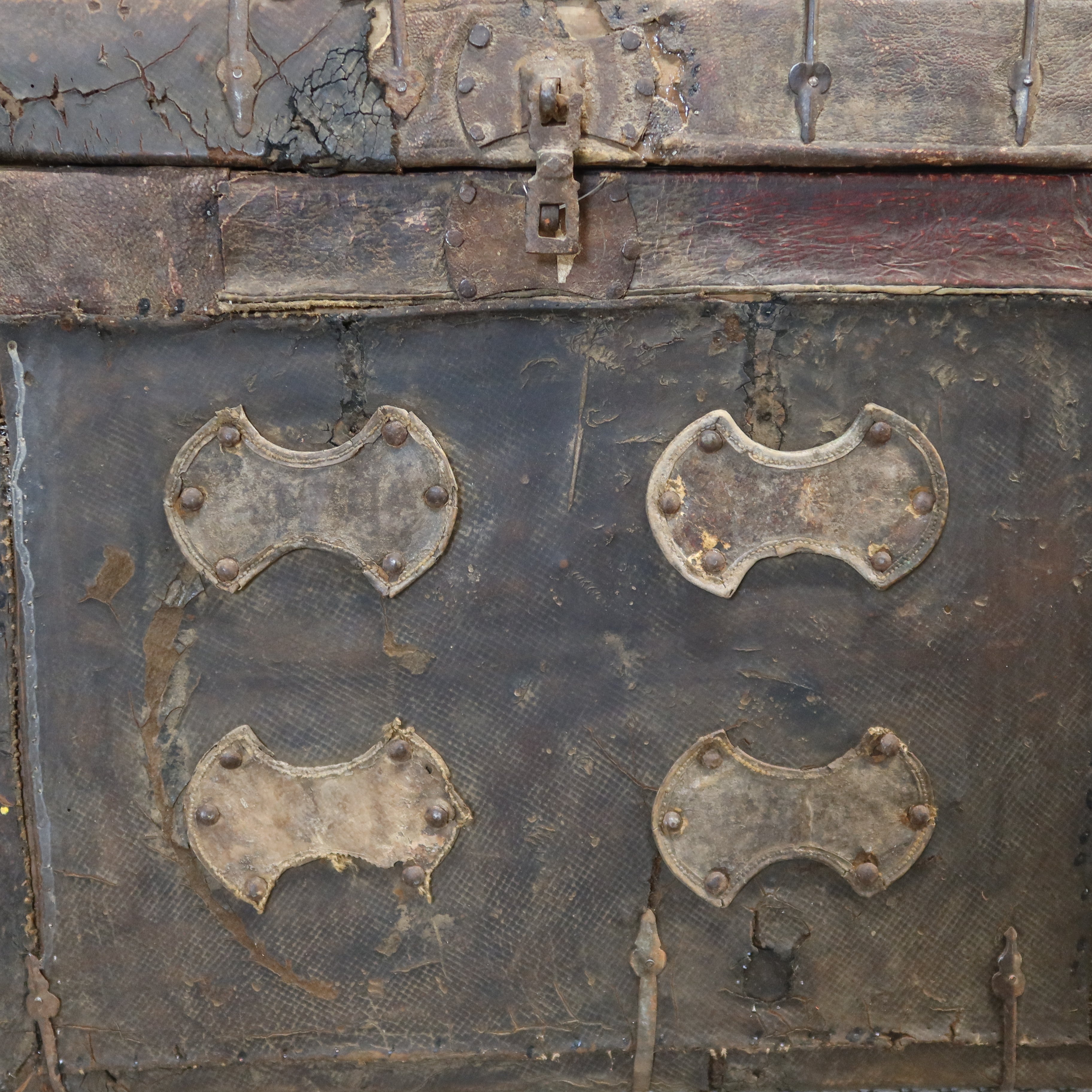 BAULE TIBET IN CUOIO CON INSERTI