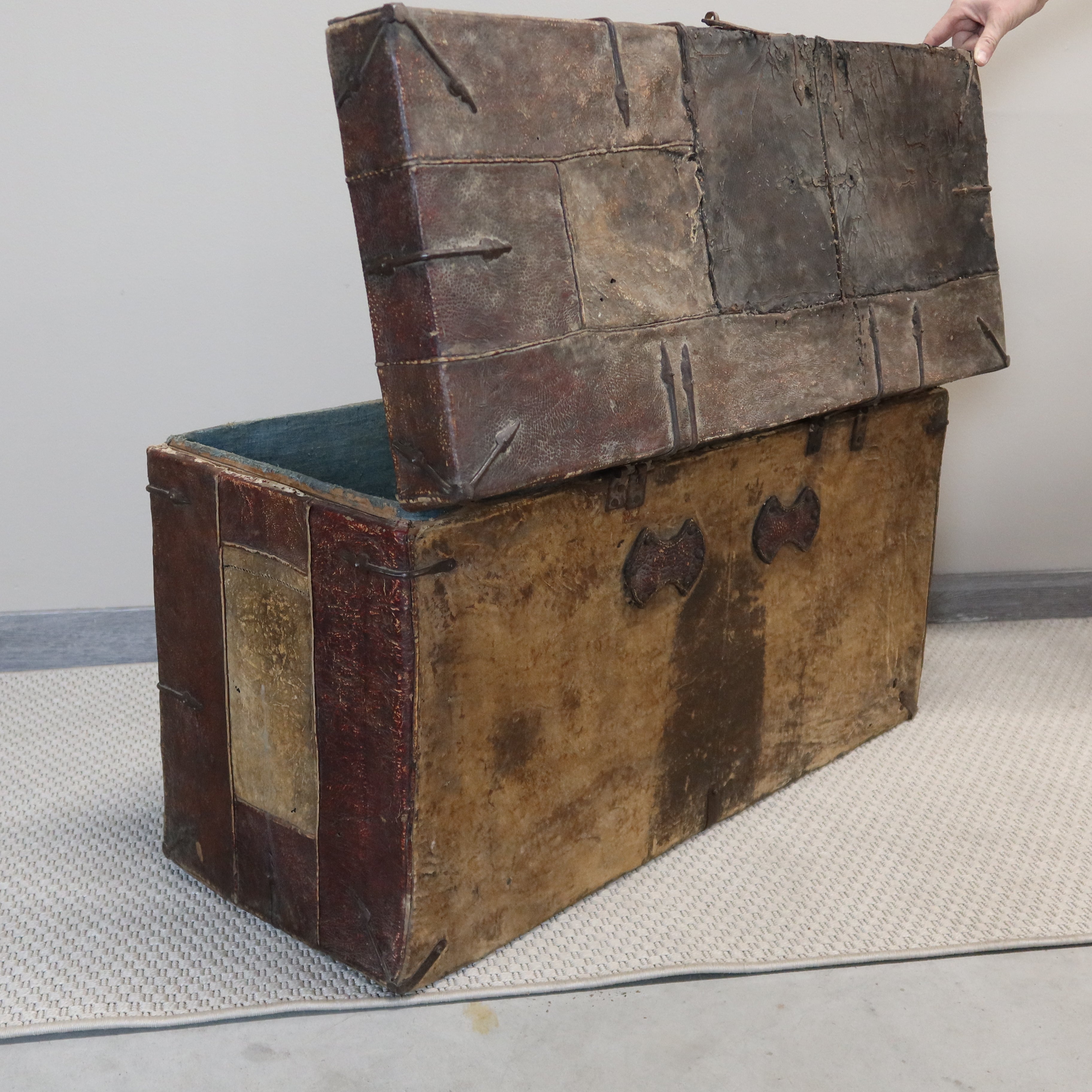 BAULE TIBET IN CUOIO CON INSERTI