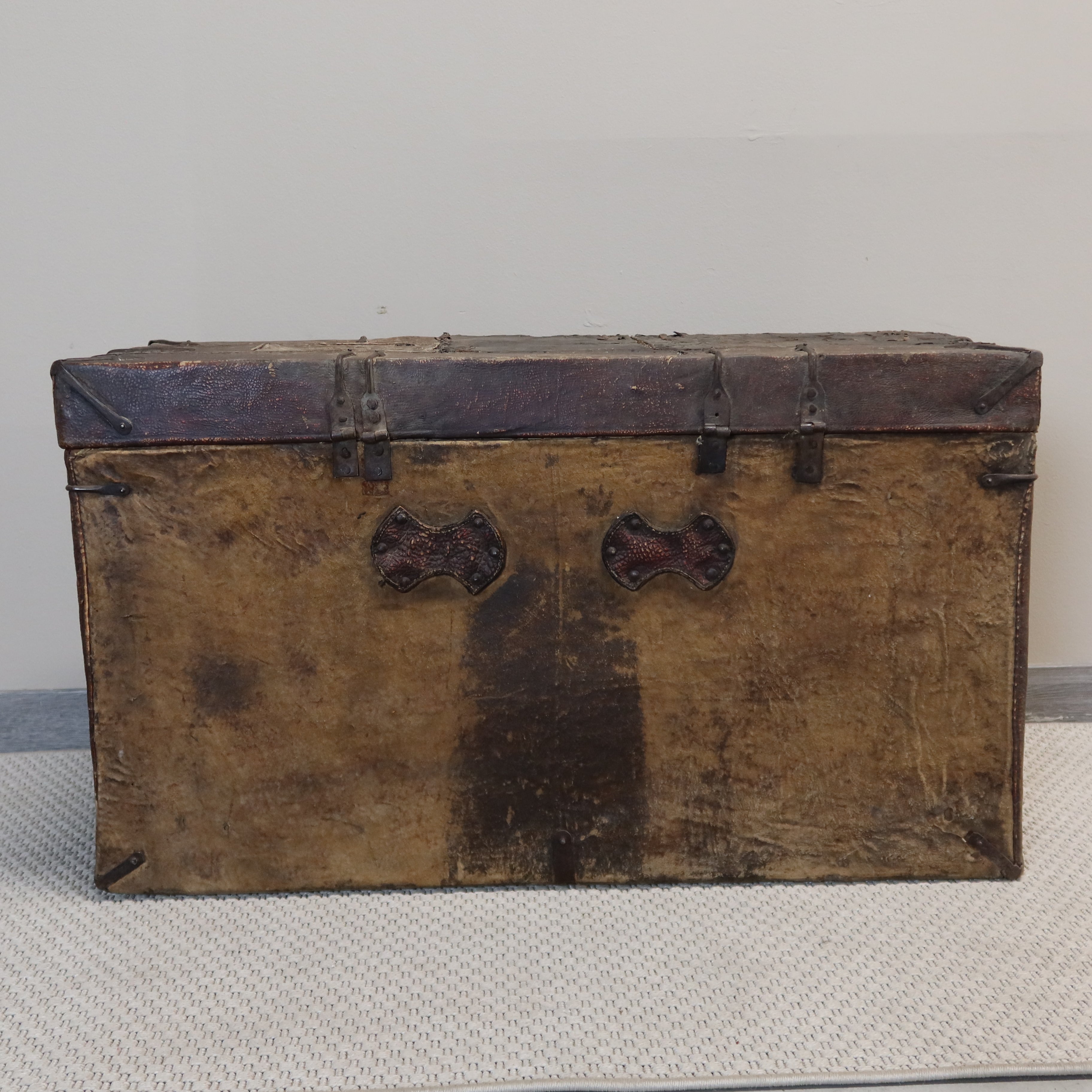 BAULE TIBET IN CUOIO CON INSERTI