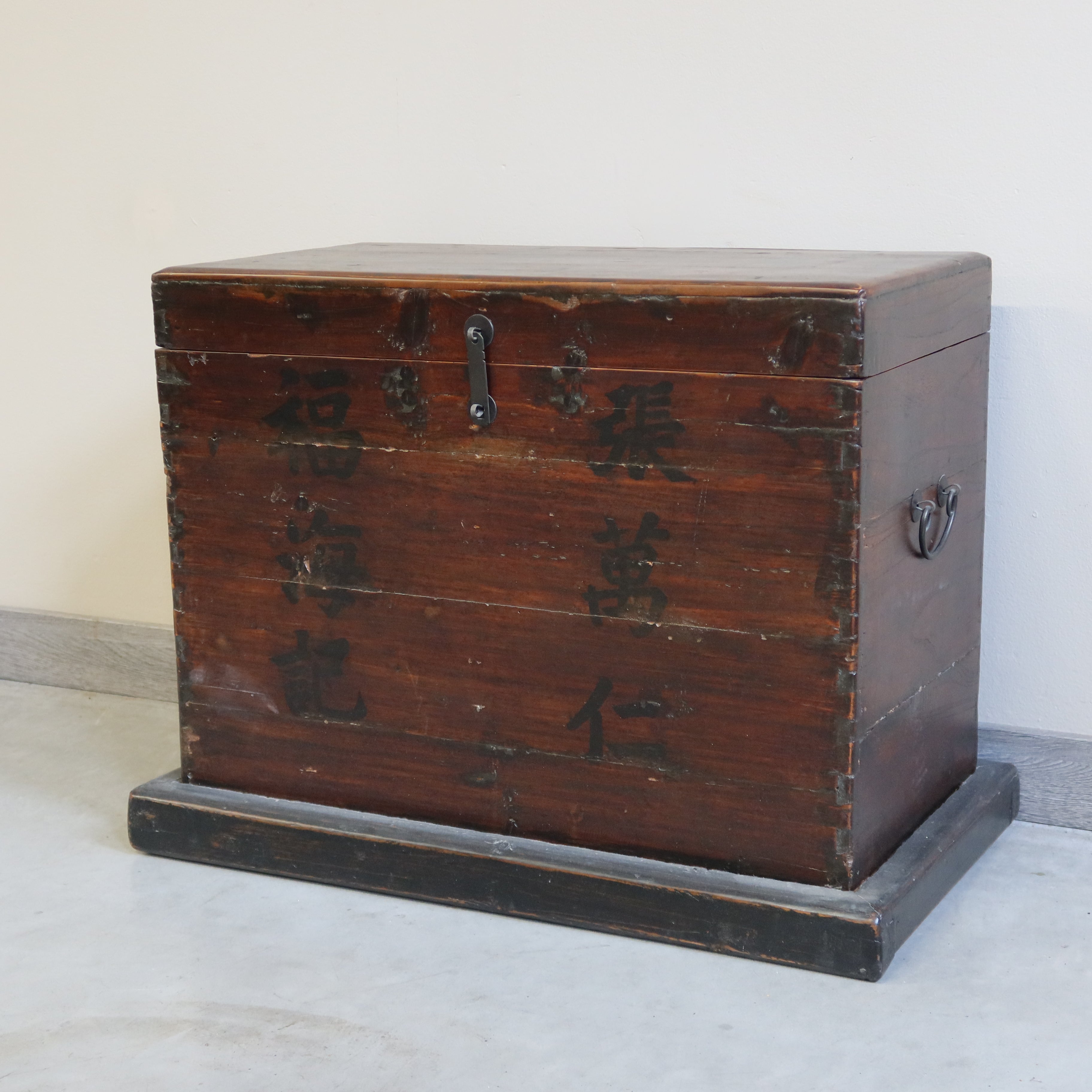 BAULE IN OLMO CINESE CON IDEOGRAMMI