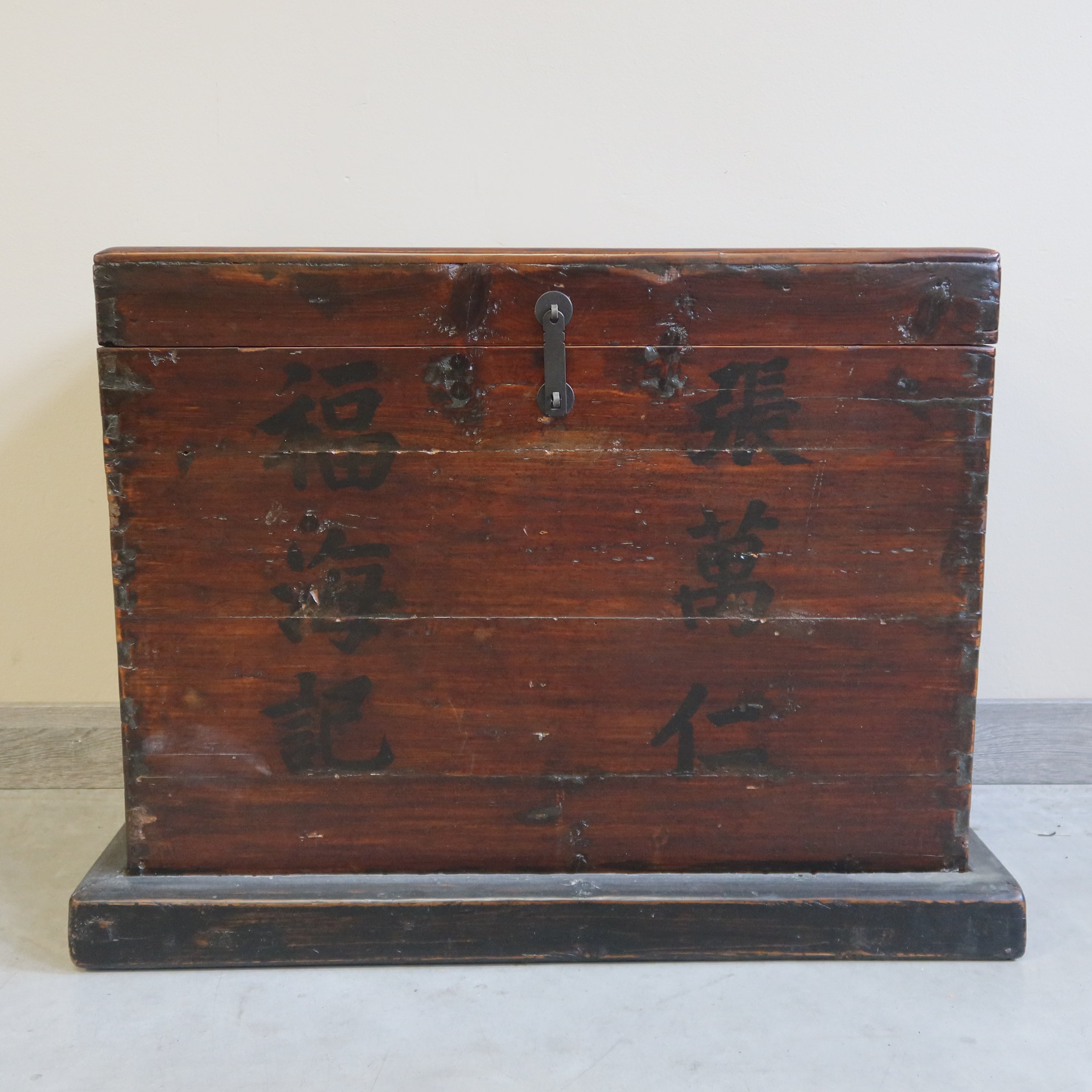 BAULE IN OLMO CINESE CON IDEOGRAMMI