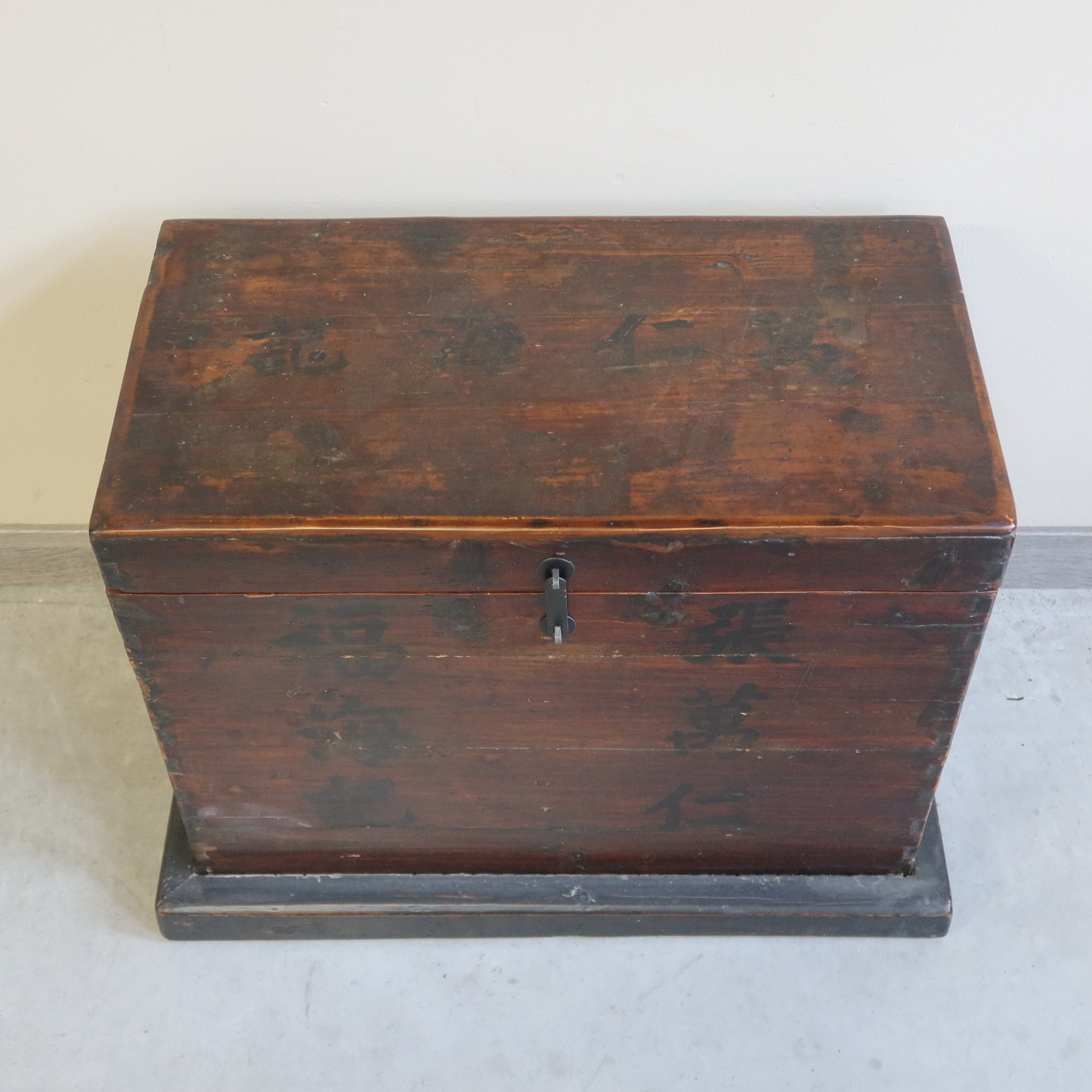 BAULE IN OLMO CINESE CON IDEOGRAMMI